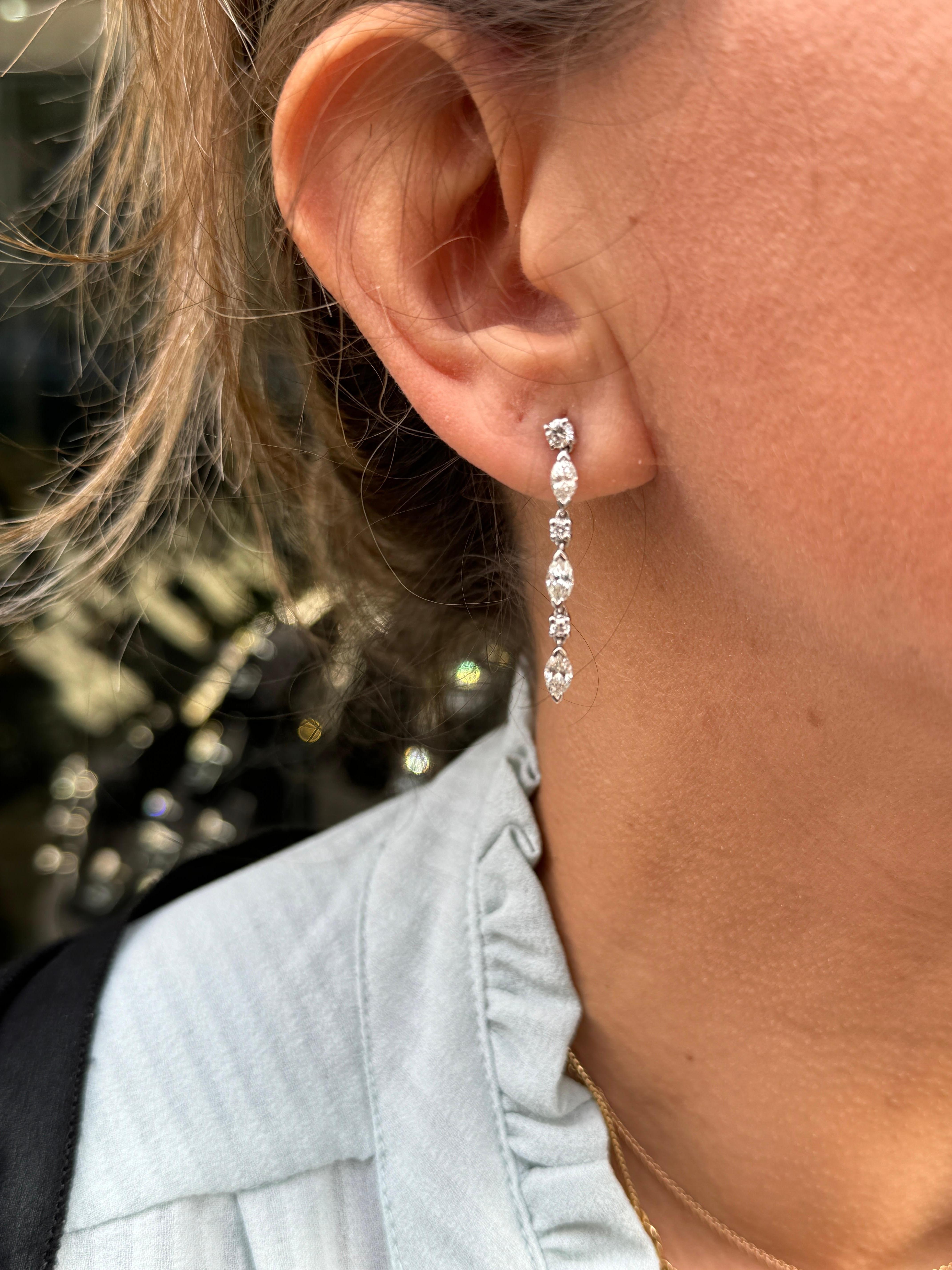Boucles d'oreilles pendantes en or blanc 18 carats avec diamants taillés en marquise et en brillant en vente 1