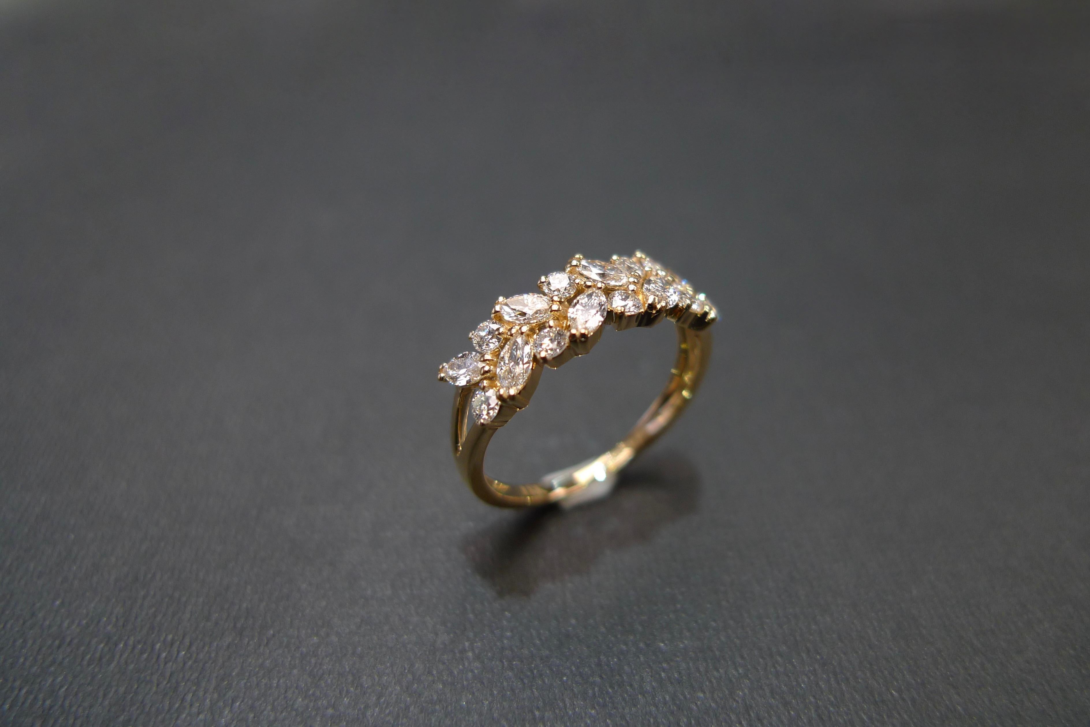 En vente :  Bague de mariage unique en or jaune 18 carats avec diamants taille marquise et diamants ronds taille brillant 10