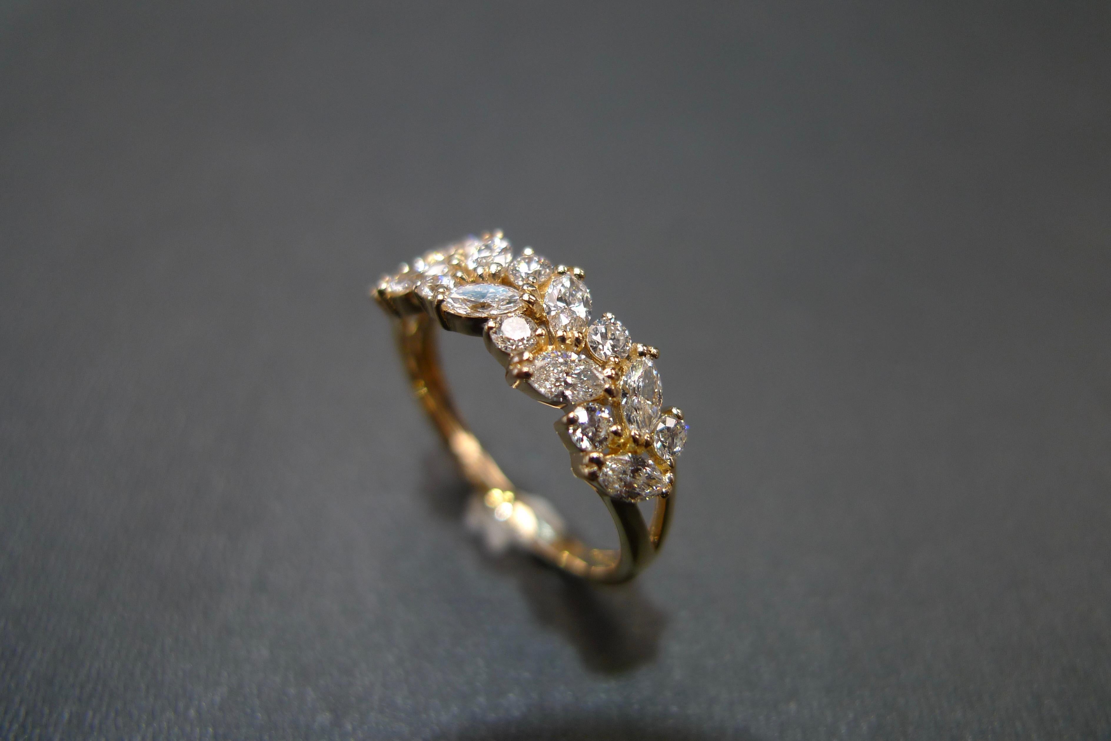 En vente :  Bague de mariage unique en or jaune 18 carats avec diamants taille marquise et diamants ronds taille brillant 12
