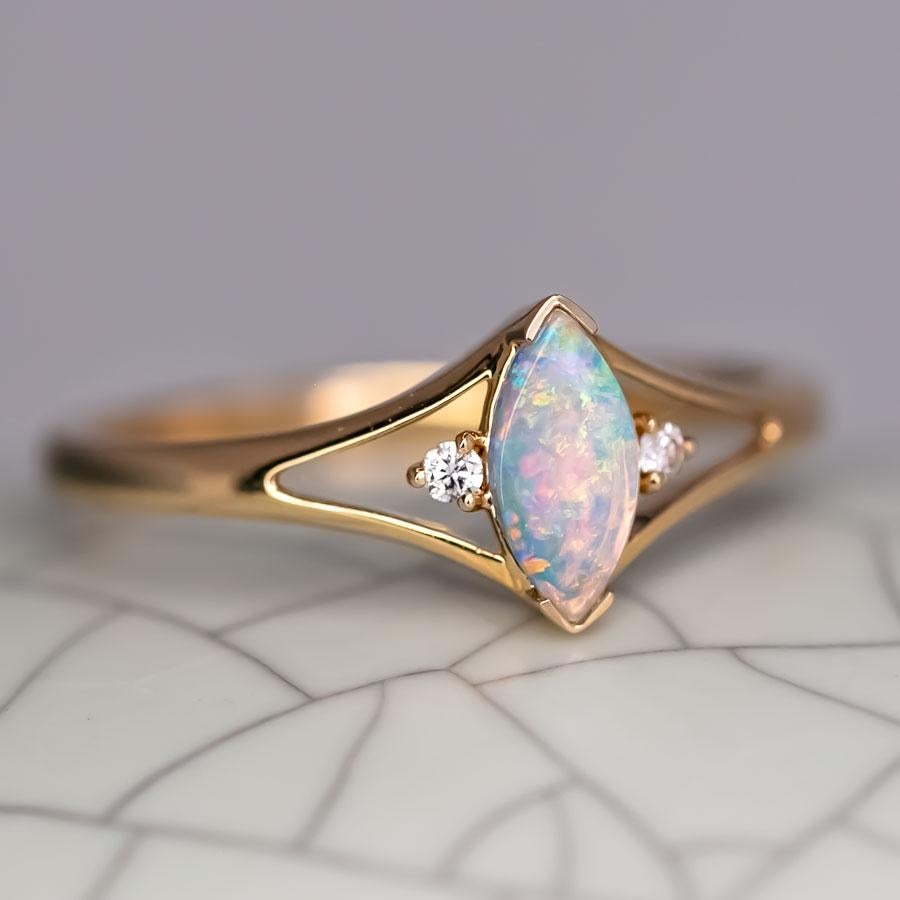 Marquise Cut Australian Solid Opal & Diamond Ring 18K Yellow Gold In condizioni Nuovo in vendita a Suwanee, GA