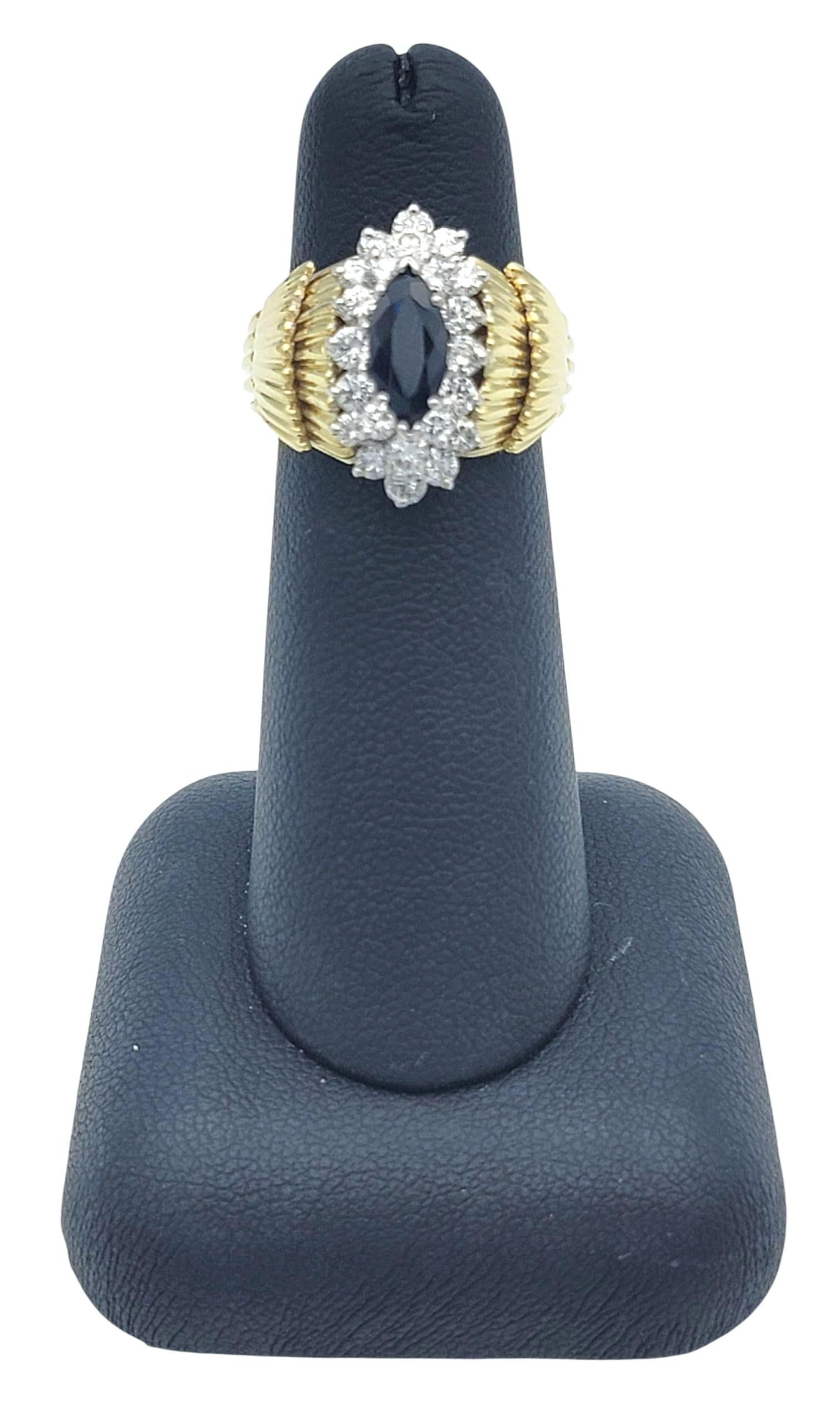 Bague cocktail texturée en or 18 carats avec saphir bleu taillé en marquise et diamant en vente 4
