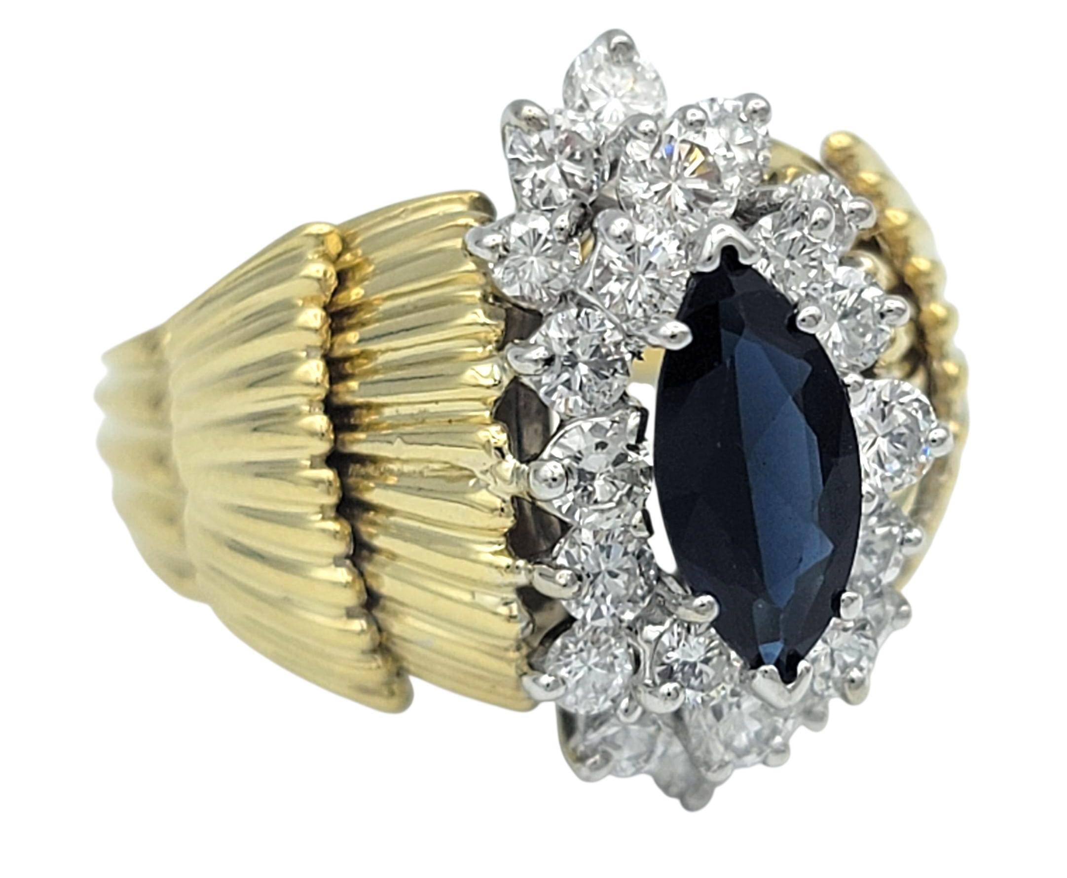 Cette superbe bague en saphir et diamant est l'incarnation de l'élégance royale. En son centre, un saphir bleu profond taillé en marquise attire l'attention, rayonnant d'une profondeur et d'une allure fascinantes. Le saphir est entouré d'un halo