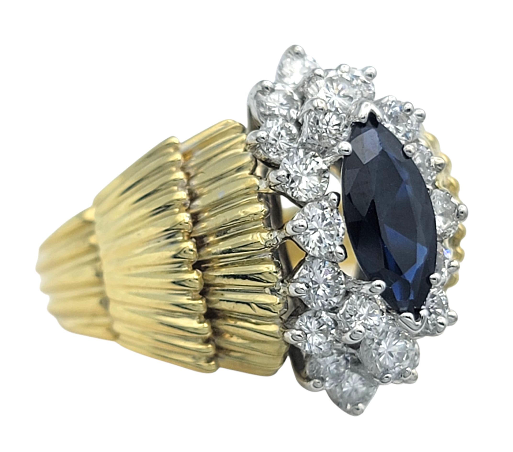 Contemporain Bague cocktail texturée en or 18 carats avec saphir bleu taillé en marquise et diamant en vente