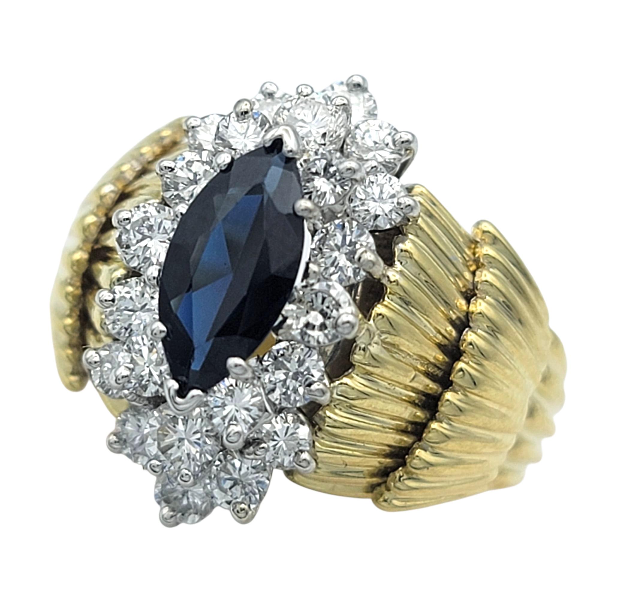 Taille Marquise Bague cocktail texturée en or 18 carats avec saphir bleu taillé en marquise et diamant en vente