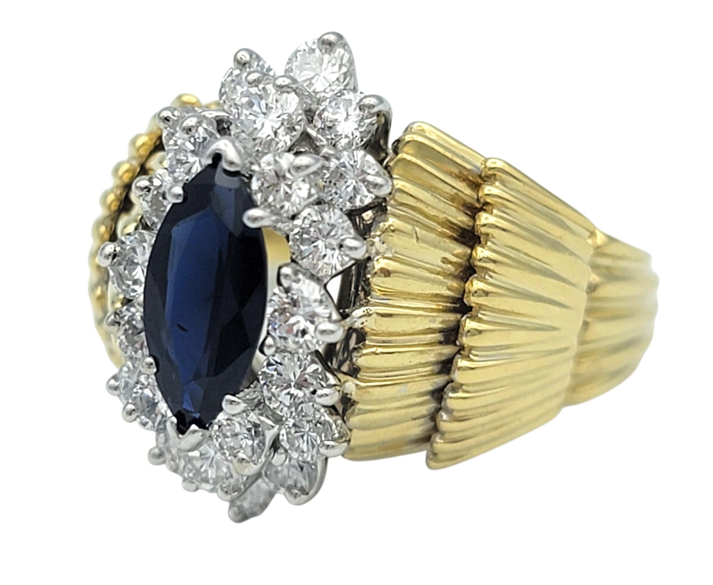 Bague cocktail texturée en or 18 carats avec saphir bleu taillé en marquise et diamant Bon état - En vente à Scottsdale, AZ