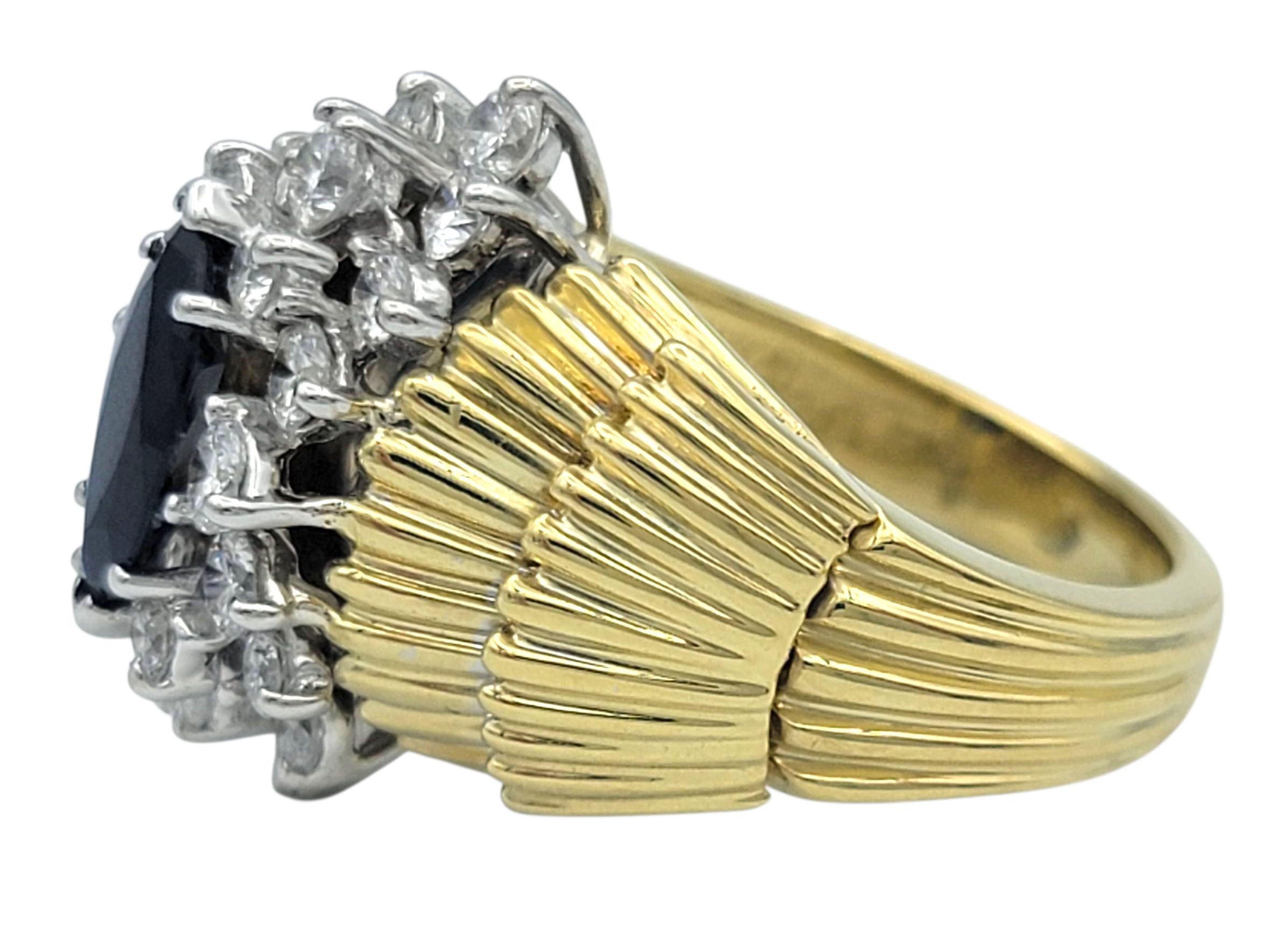 Bague cocktail texturée en or 18 carats avec saphir bleu taillé en marquise et diamant Pour femmes en vente
