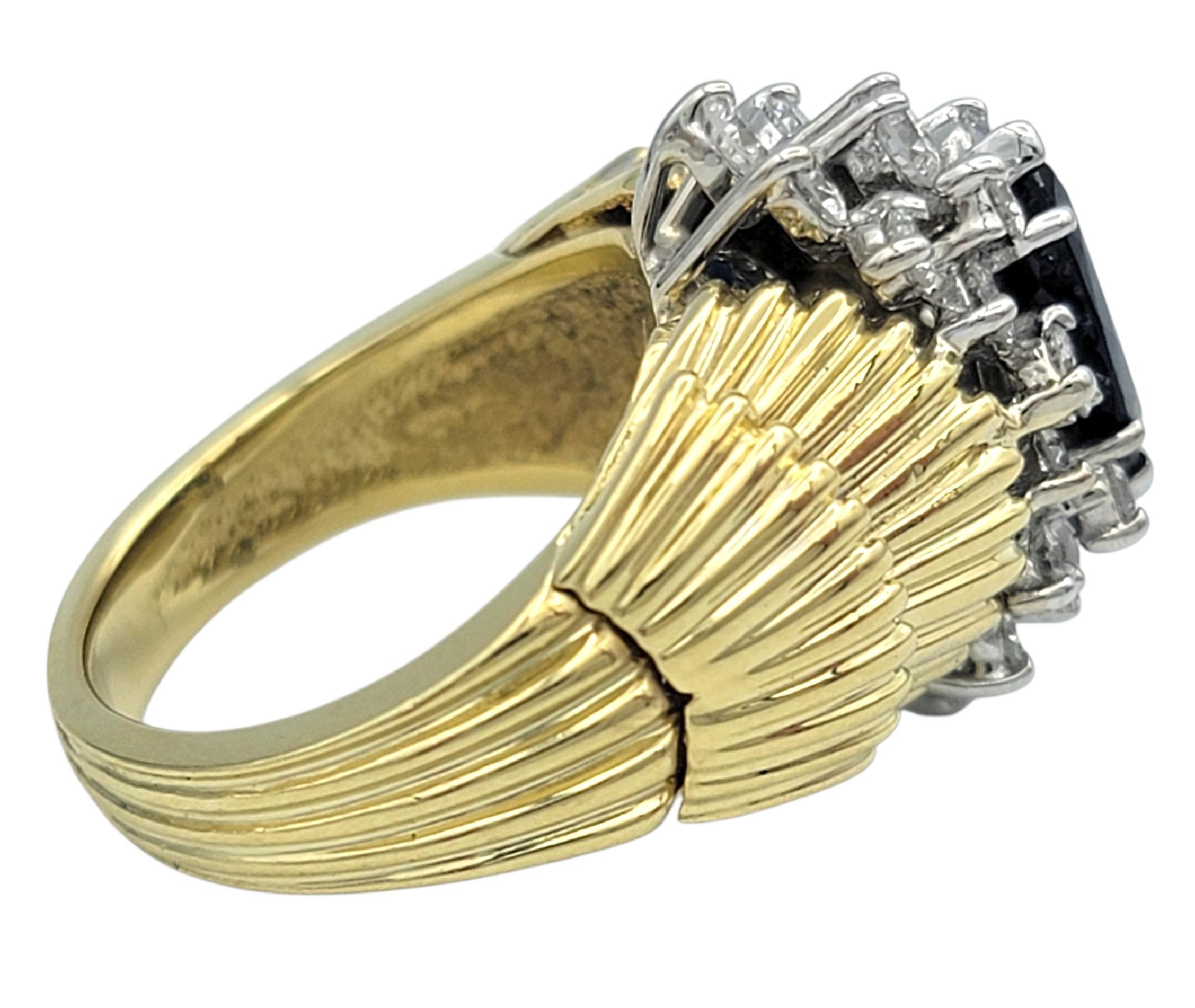 Bague cocktail texturée en or 18 carats avec saphir bleu taillé en marquise et diamant en vente 1