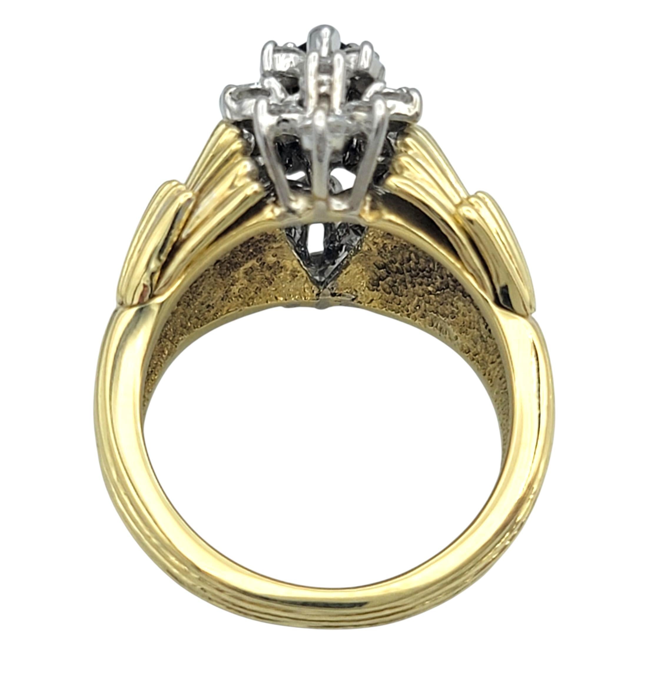 Bague cocktail texturée en or 18 carats avec saphir bleu taillé en marquise et diamant en vente 2