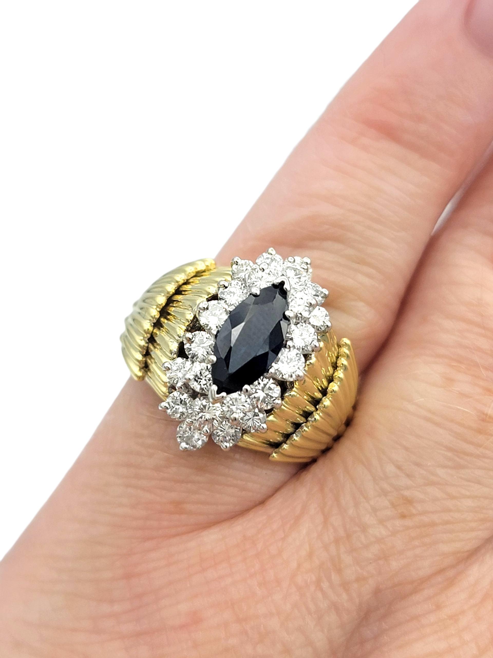 Bague cocktail texturée en or 18 carats avec saphir bleu taillé en marquise et diamant en vente 3