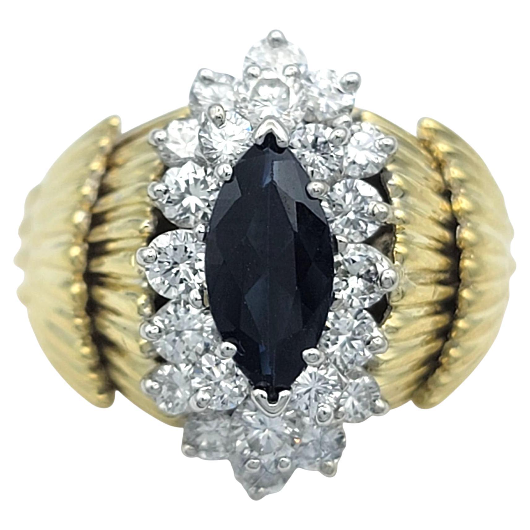 Bague cocktail texturée en or 18 carats avec saphir bleu taillé en marquise et diamant