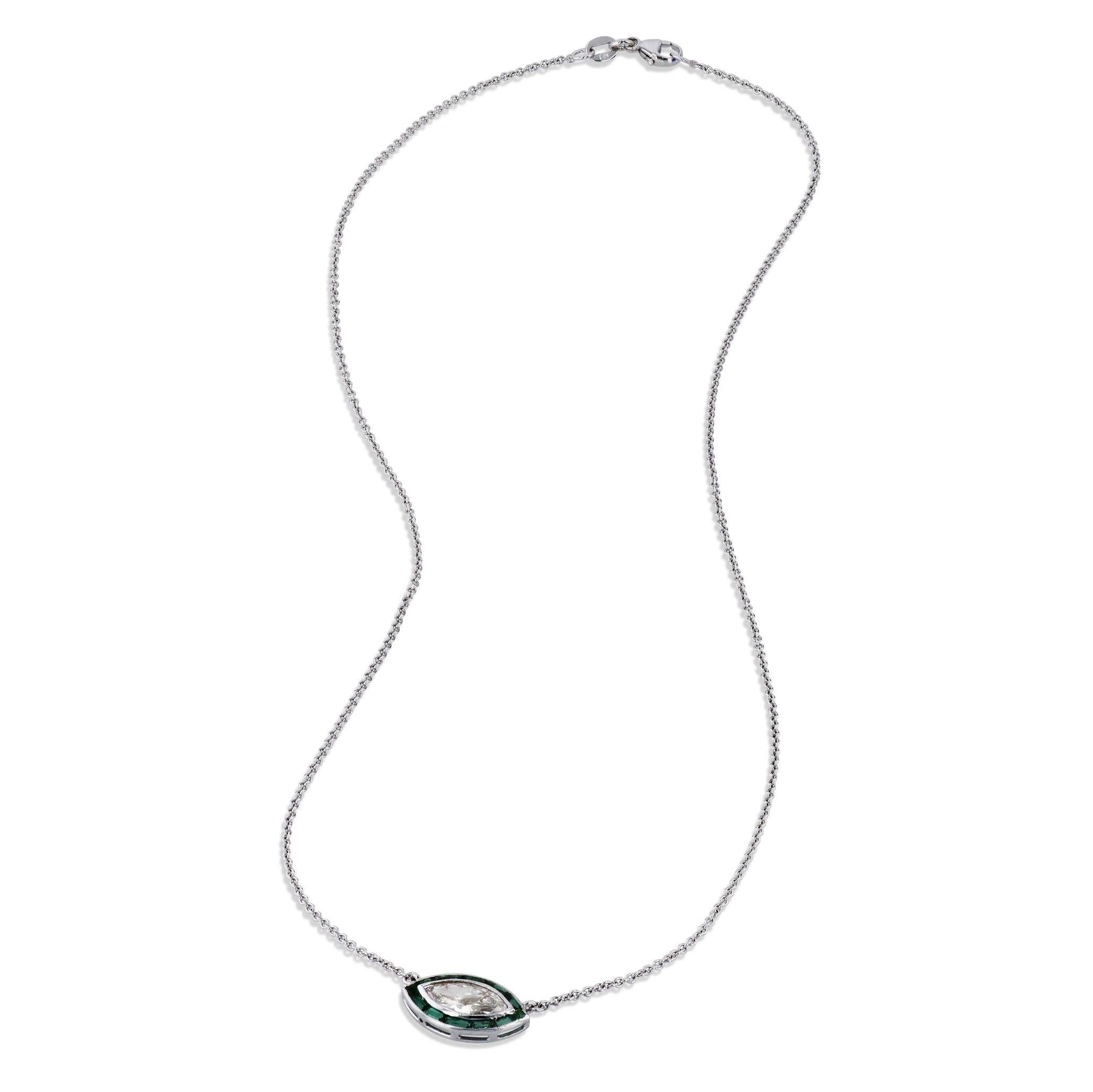 Luminoso ciondolo con diamante taglio marquise e smeraldo incastonato che brilla di luce propria. Vanta l'impressionante 
Diamante incastonato a est/ovest circondato da materiale sintetico 
smeraldi incastonati a canale in un'elegante incastonatura