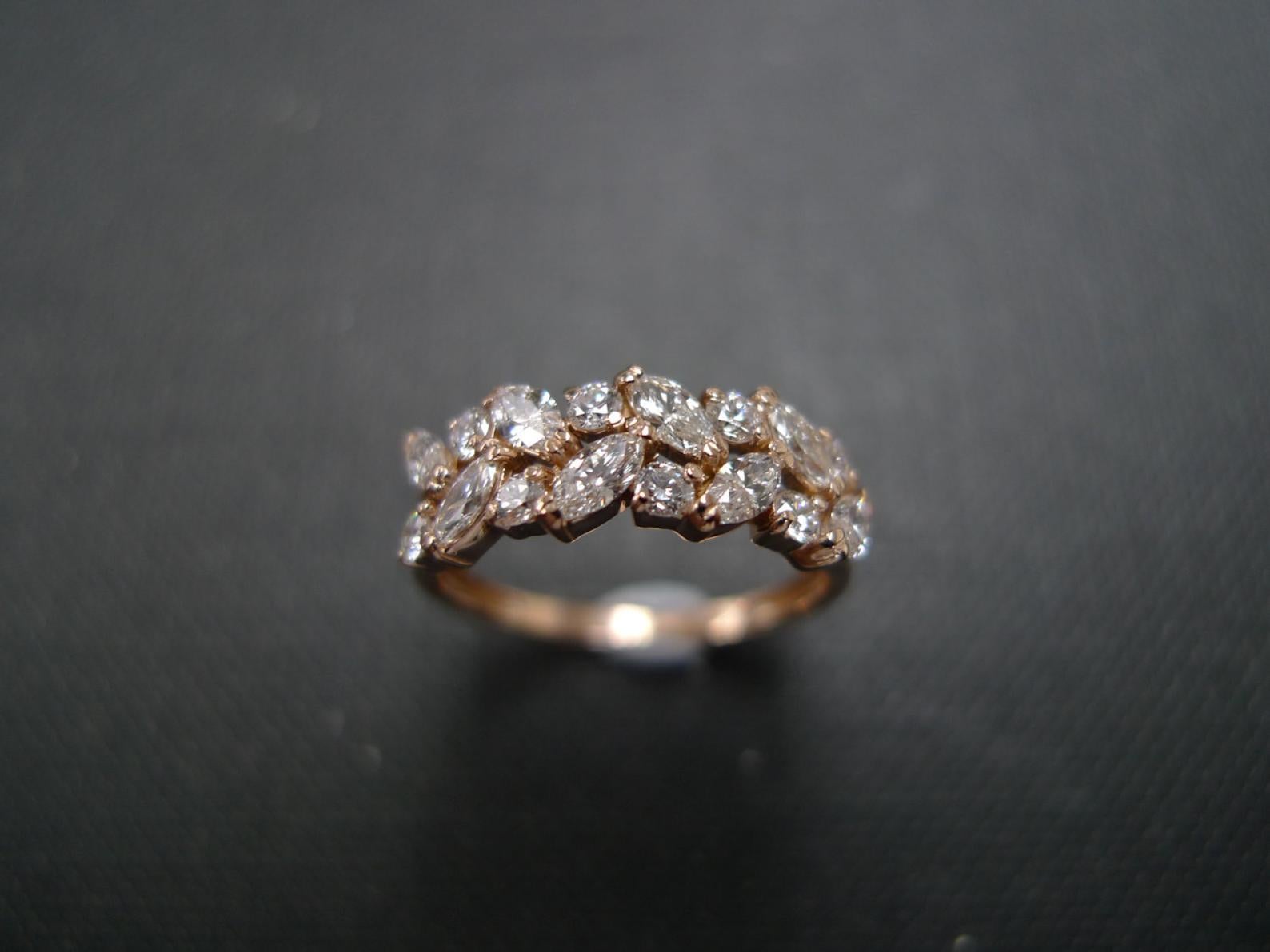 En venta: Alianza Única de Diamante de Corte Marquesa y Diamante Redondo en Oro Rosa de 18k  4