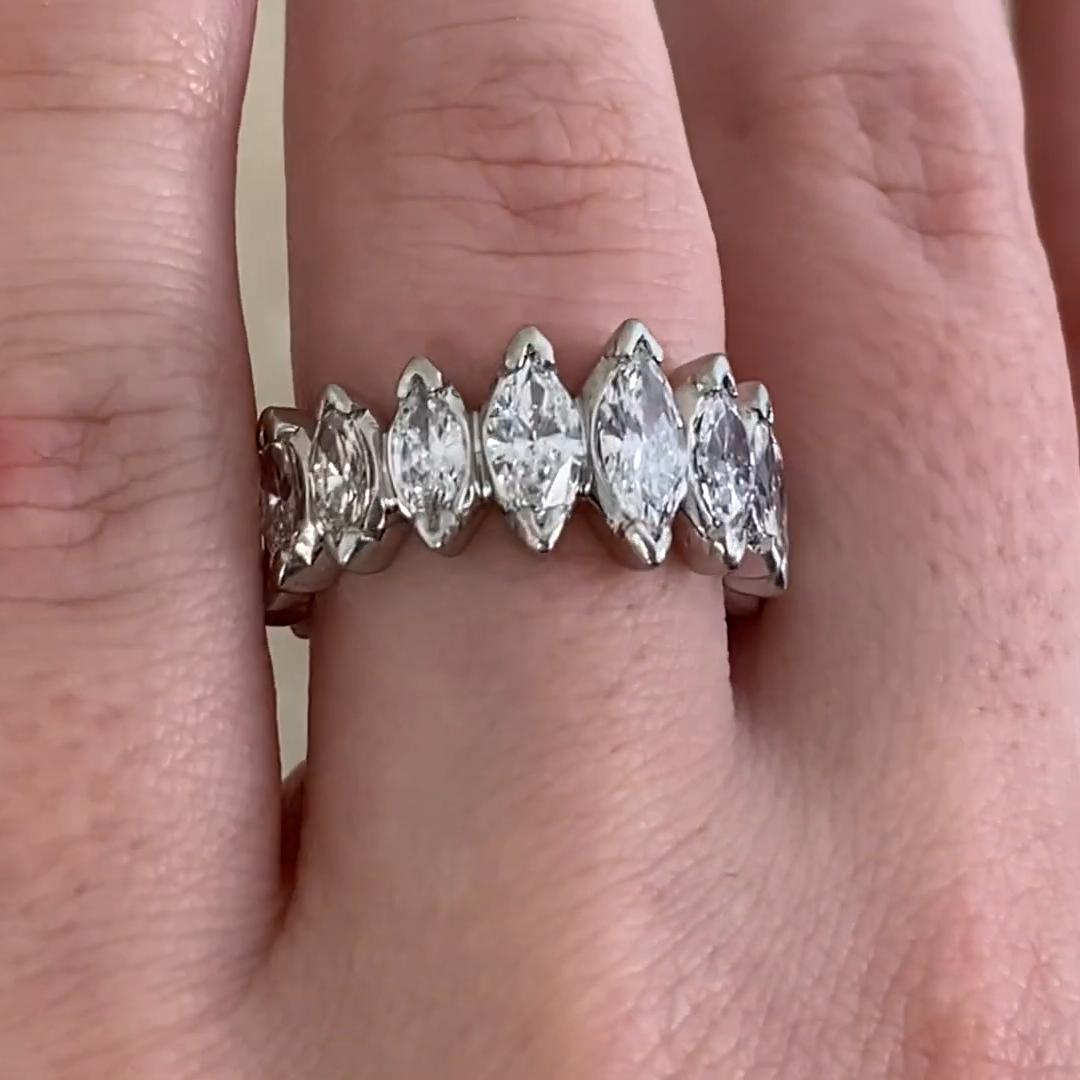 Cette alliance remarquable présente un cercle ininterrompu de diamants taillés en marquise, chacun étant méticuleusement serti pour maximiser l'éclat. Cet exquis bracelet d'éternité comporte environ 4,5 carats de diamants de couleur H-I et de pureté