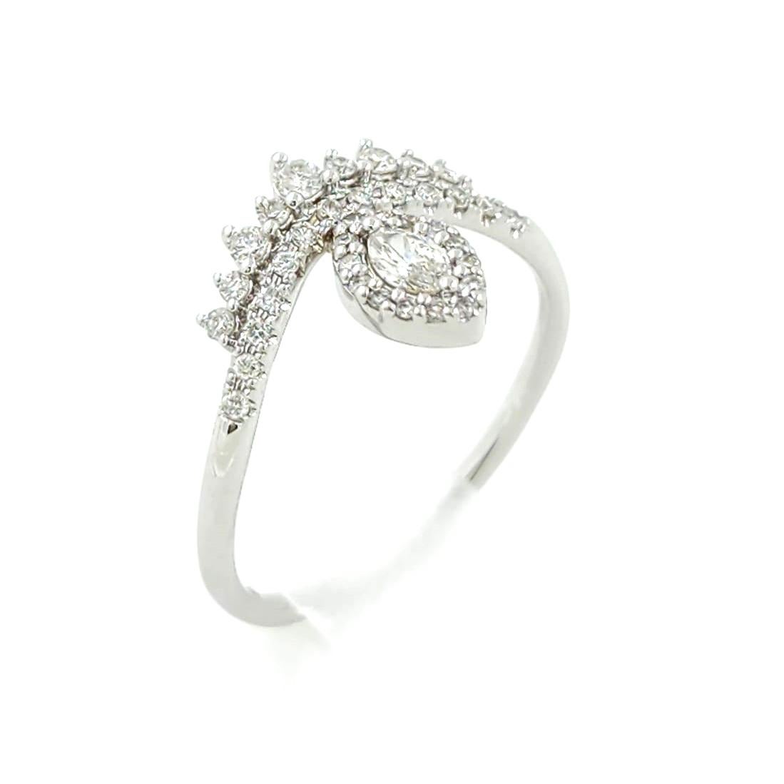 Marquiseschliff-Diamant-Cluster-Ring aus 18 Karat Weißgold (Zeitgenössisch) im Angebot