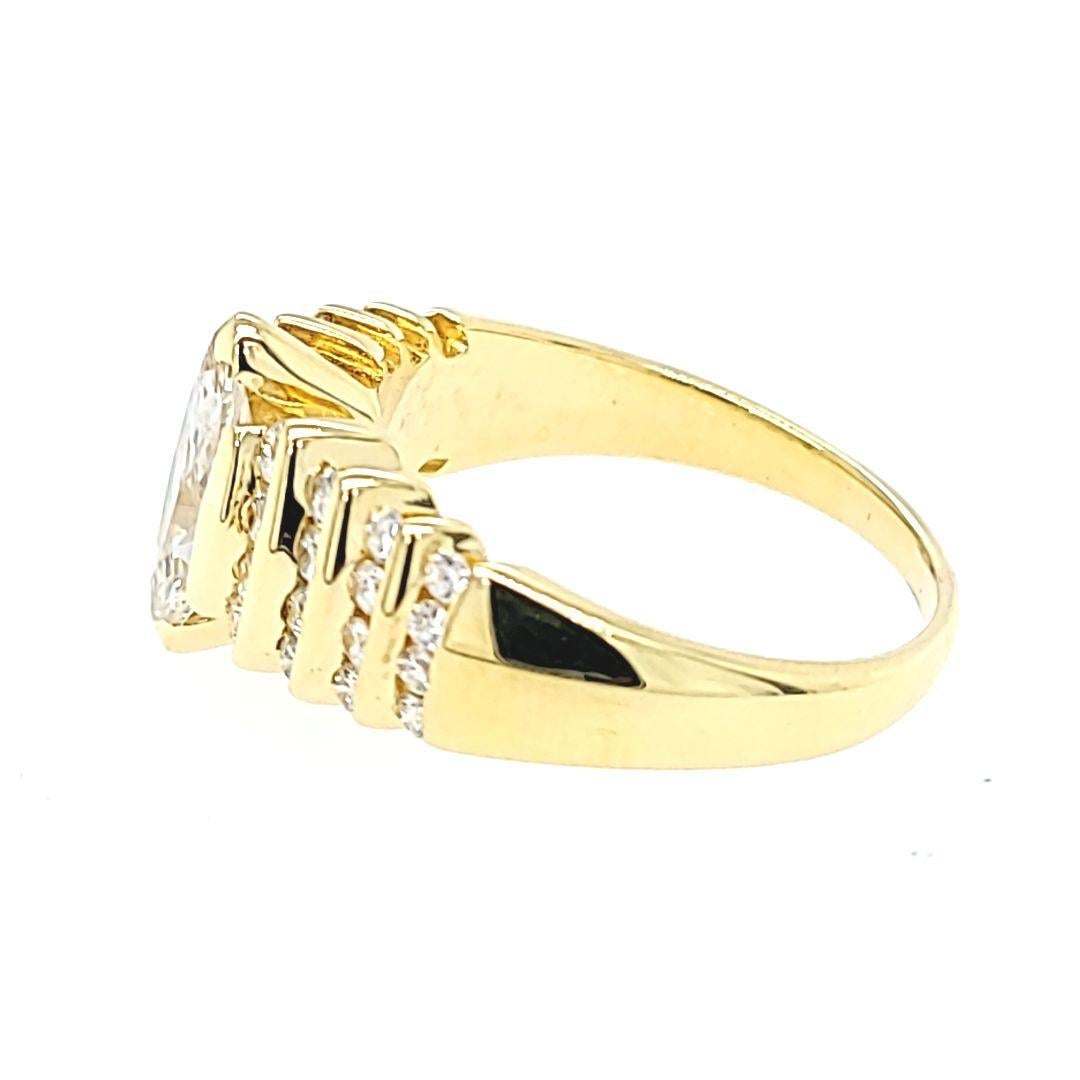 Marquise Cut Diamond Ring in Yellow Gold In Good Condition For Sale In Coral Gables, FL