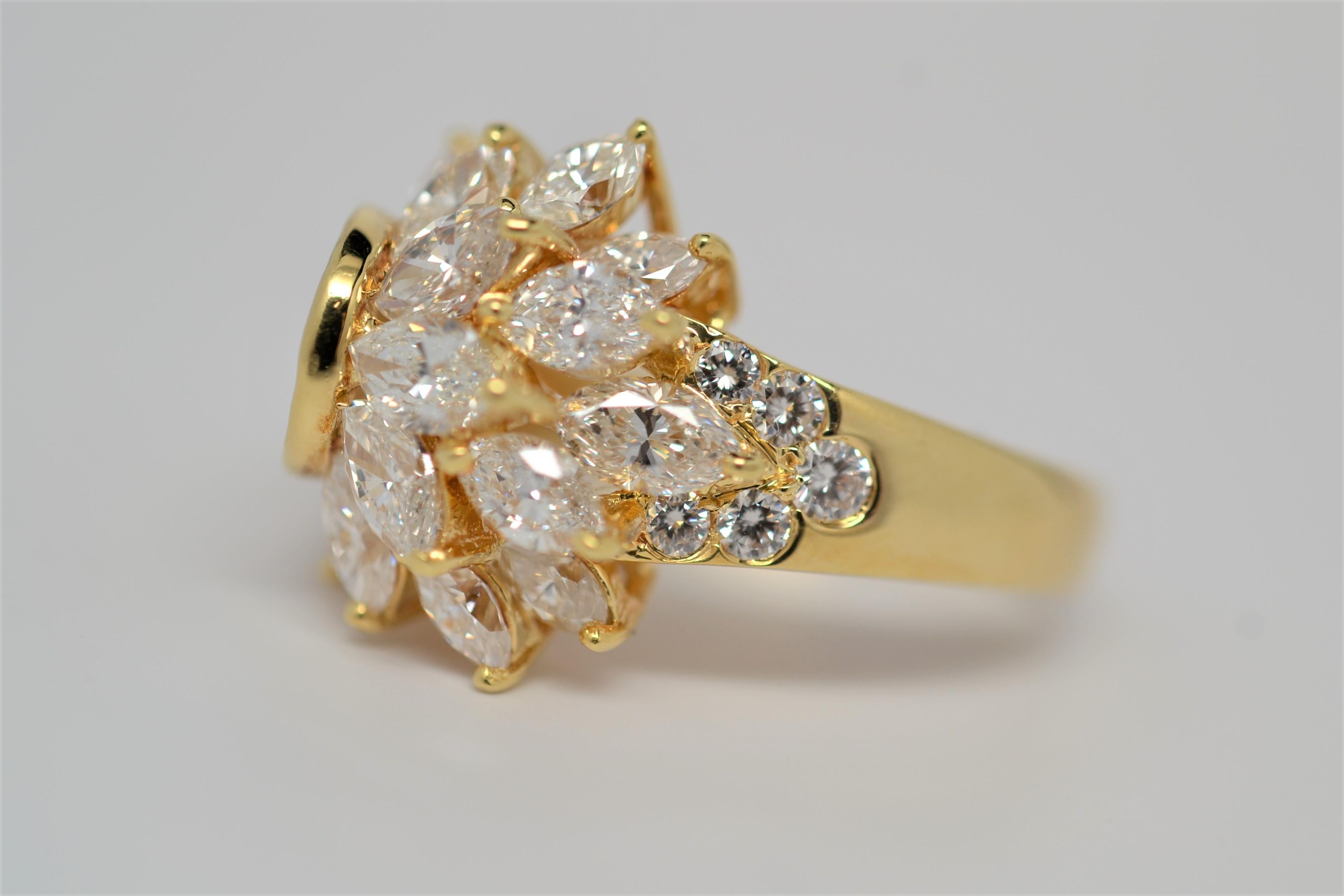 Marquise Cut Diamond & Round Brilliant Cut Diamond Ring Set in 18k Yellow Gold In New Condition For Sale In New York, NY