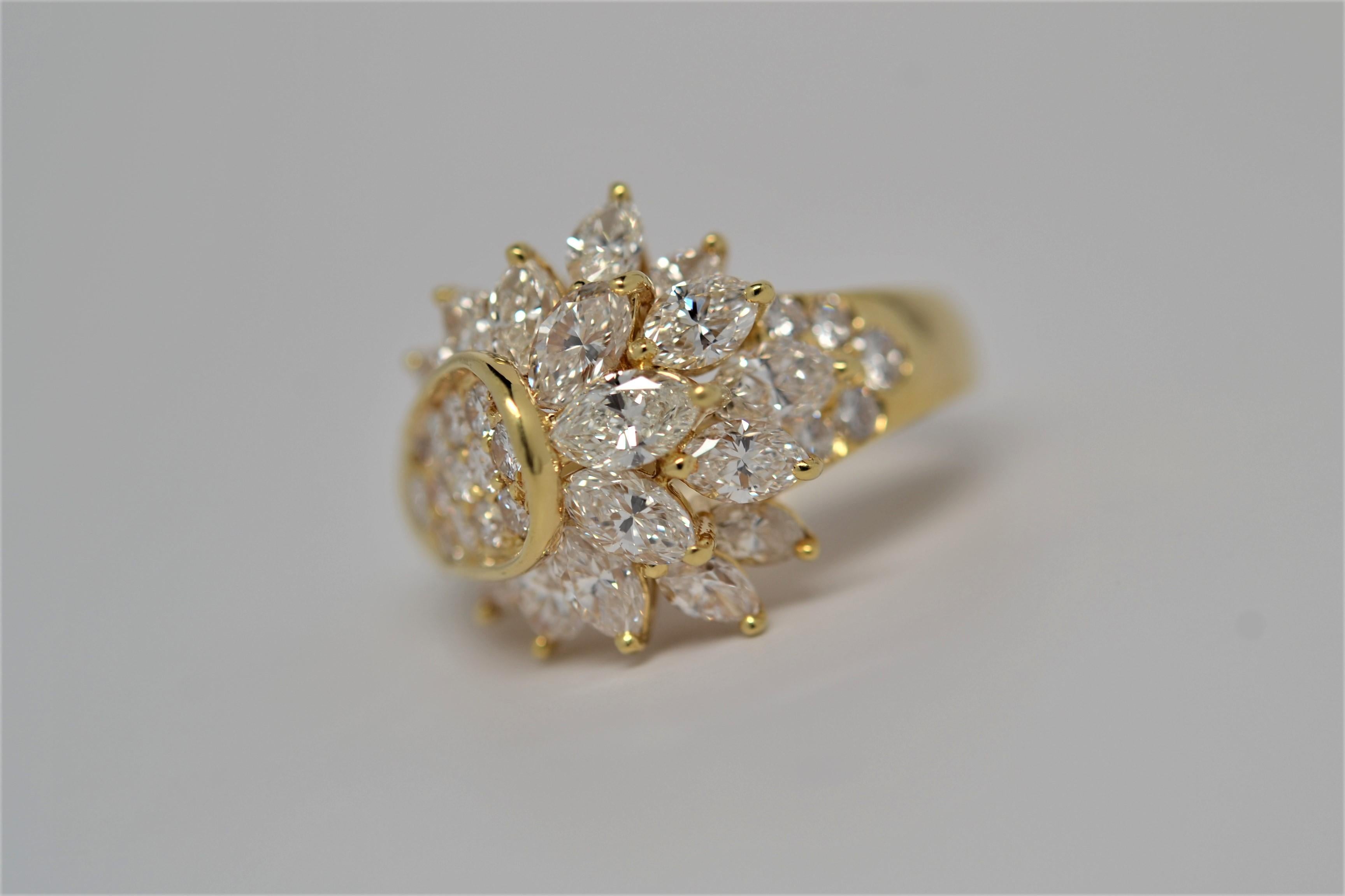 Women's Marquise Cut Diamond & Round Brilliant Cut Diamond Ring Set in 18k Yellow Gold For Sale