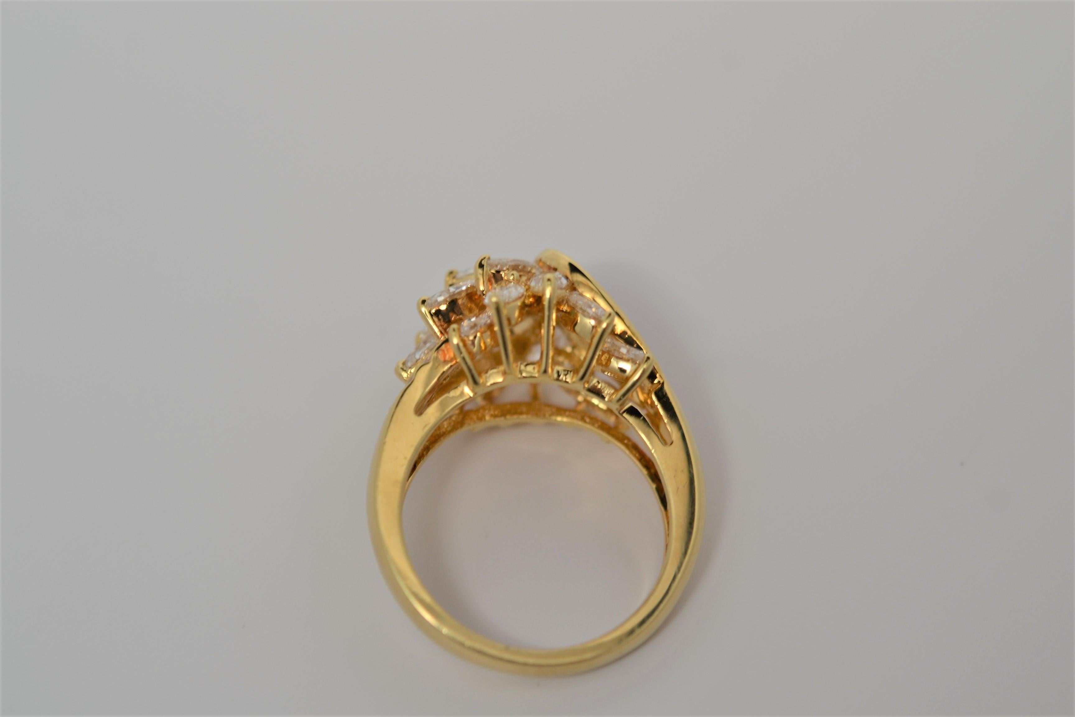 Marquise Cut Diamond & Round Brilliant Cut Diamond Ring Set in 18k Yellow Gold For Sale 2