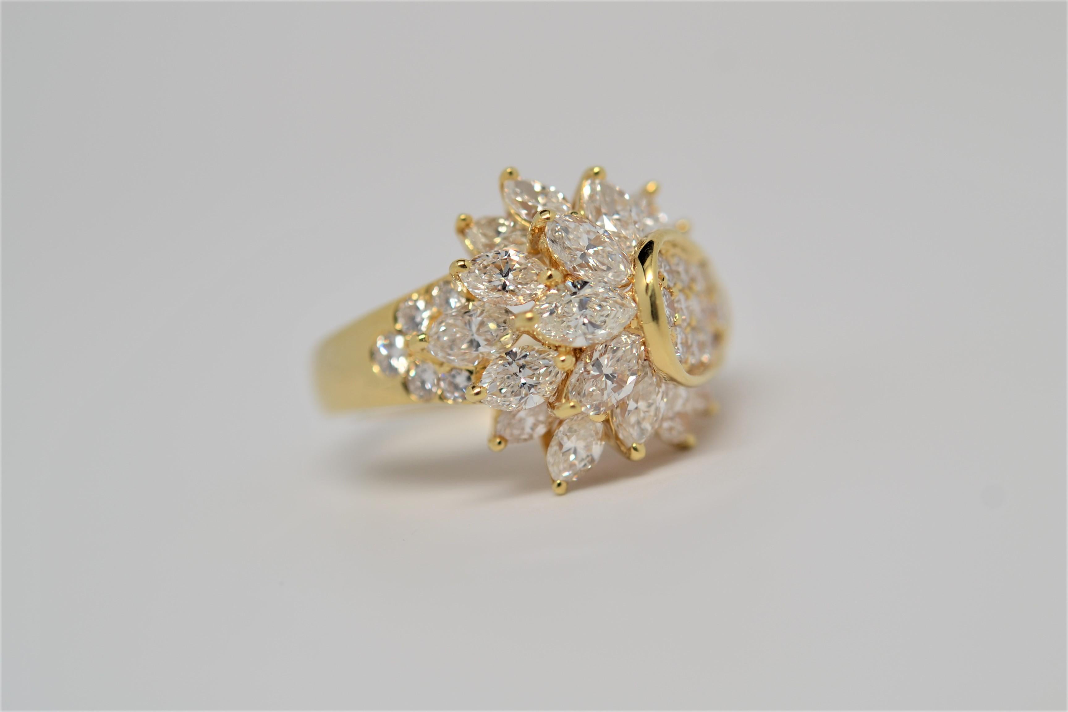 Marquise Cut Diamond & Round Brilliant Cut Diamond Ring Set in 18k Yellow Gold For Sale 3