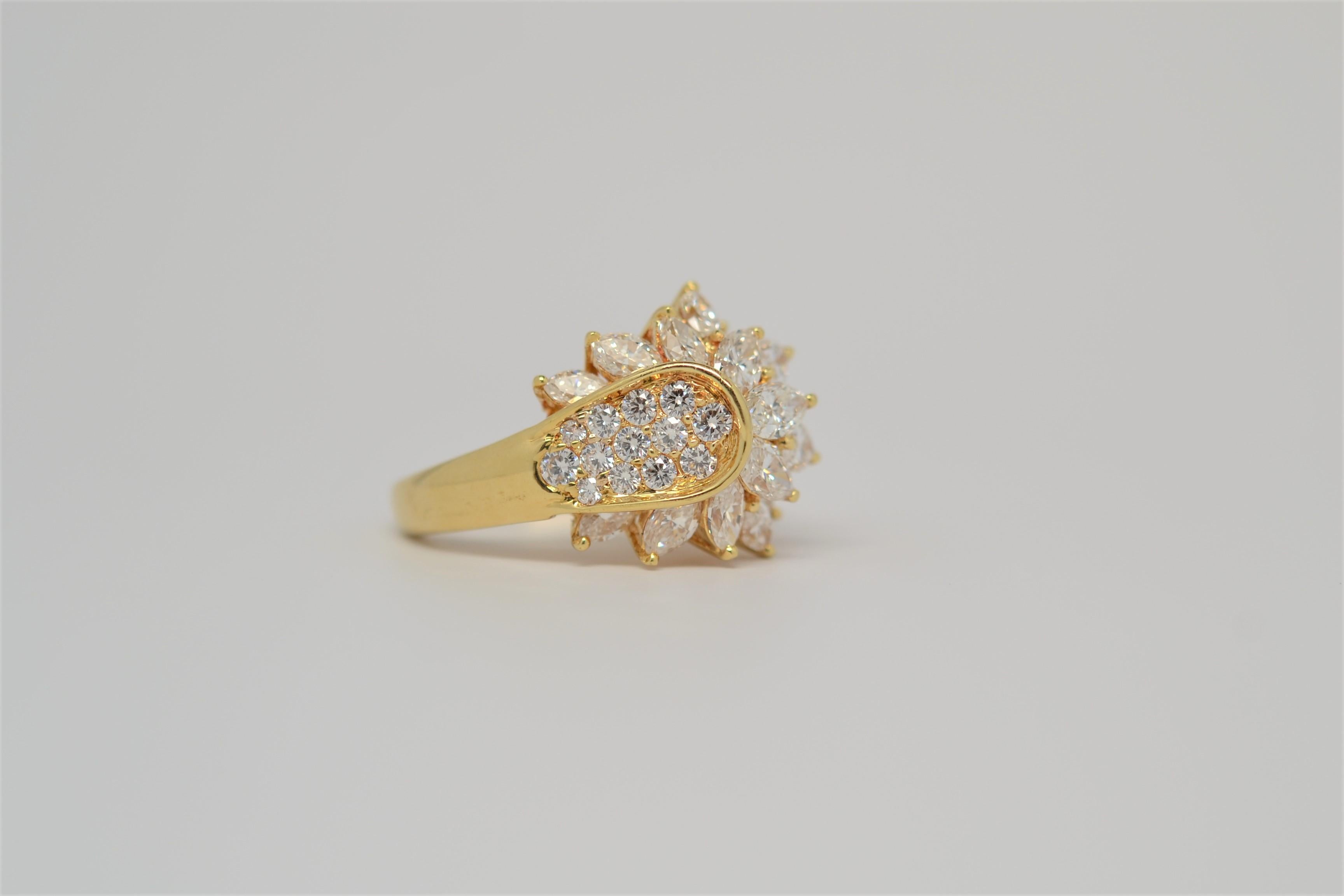 Marquise Cut Diamond & Round Brilliant Cut Diamond Ring Set in 18k Yellow Gold For Sale 4