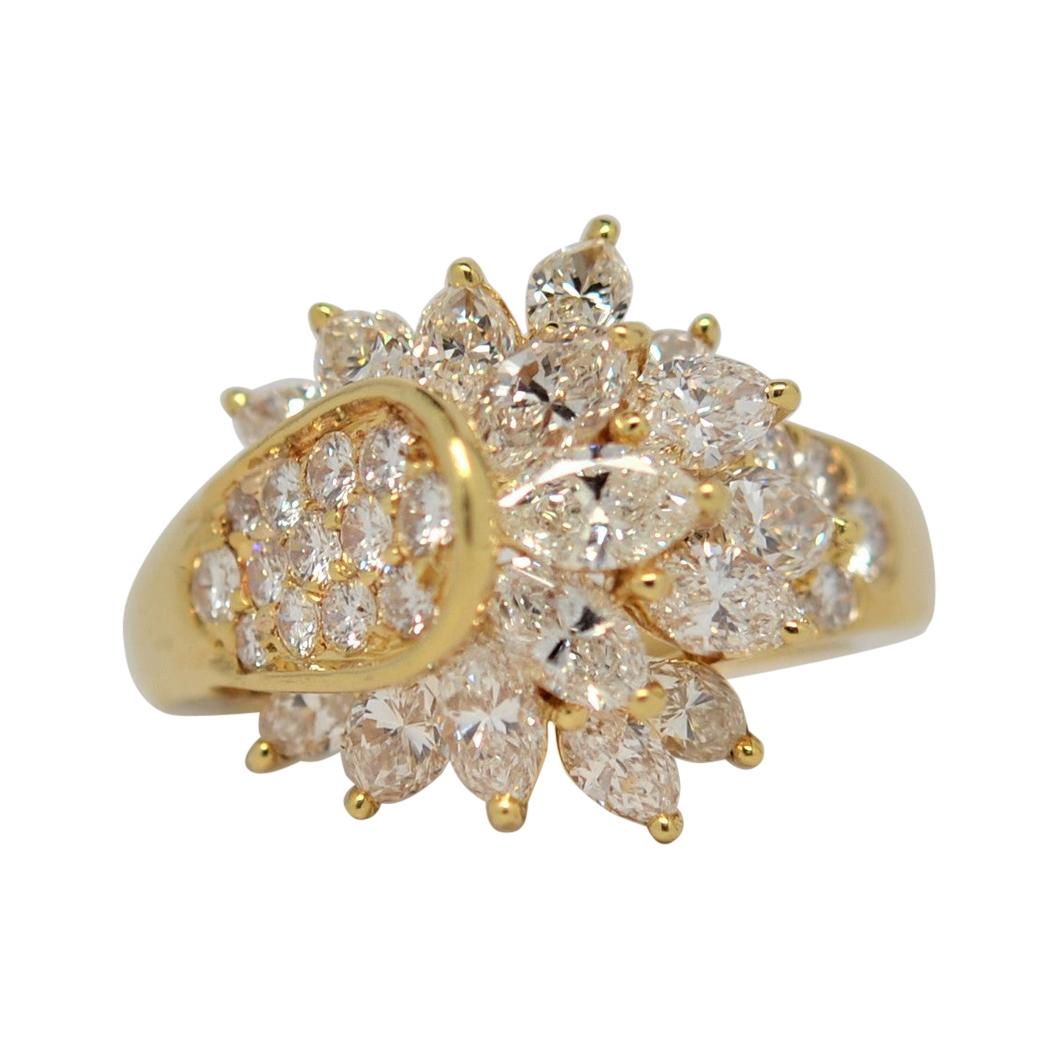 Marquise Cut Diamond & Round Brilliant Cut Diamond Ring Set in 18k Yellow Gold For Sale