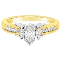Verlobungsring mit Diamanten im Marquise-Schliff und seitlichen Steinen
