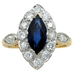 Cocktailring aus 14 Karat Gold mit Marquise-Schliff Lab Saphir und Diamant-Halo mit Marquiseschliff