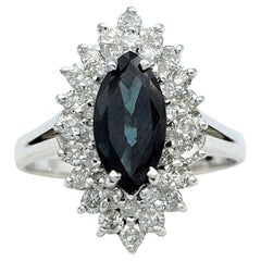 Cocktailring aus 14 Karat Weißgold mit Montana-Saphir und Diamant im Marquise-Schliff