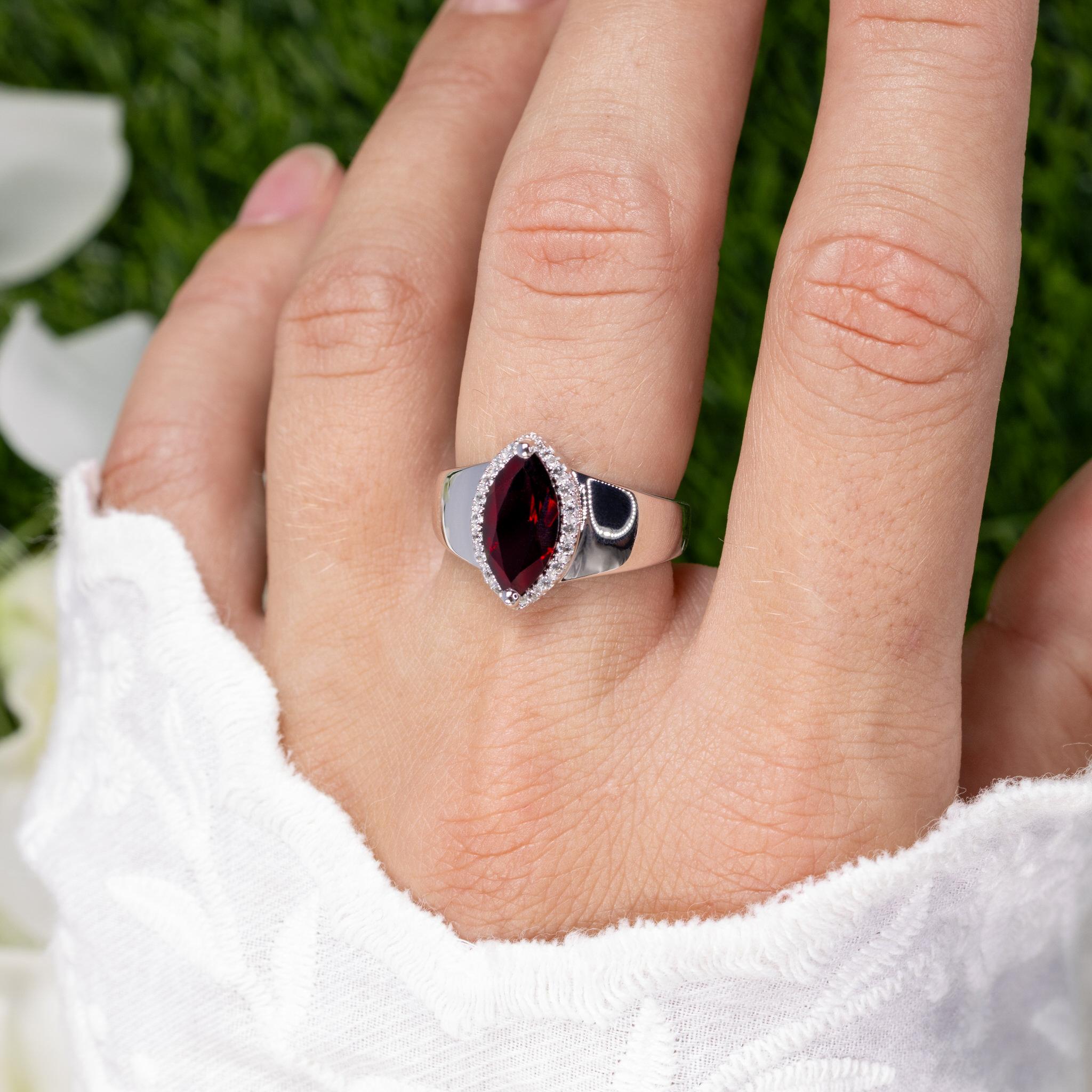 Contemporaneo Anello con Granato Rosso Taglio Marquise Topazio Bianco Halo 2,07 Carati Totali in vendita
