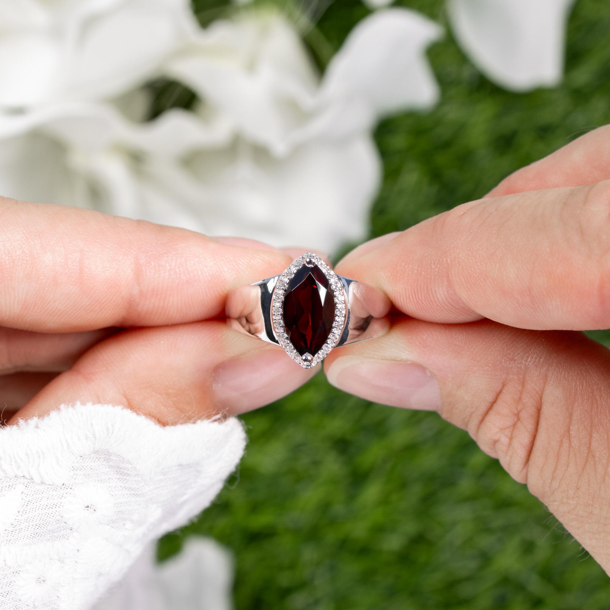 Taglio marquise Anello con Granato Rosso Taglio Marquise Topazio Bianco Halo 2,07 Carati Totali in vendita