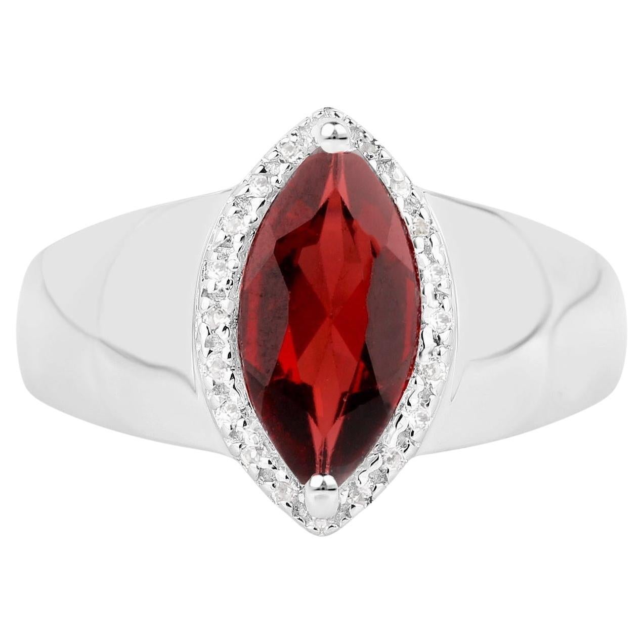 Bague avec grenat rouge taille marquise et halo de topaze blanche de 2,07 carats au total en vente