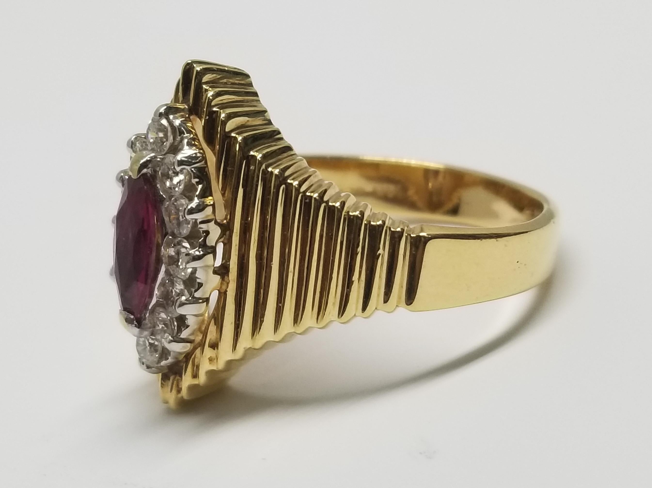 14k Gelbgold Rubin und Diamant Ring, mit 1 Marquise geschliffenen Rubin mit einem Gewicht von 0,40 pts. und 12 runde Vollschliff Diamanten von sehr feiner Qualität mit einem Gewicht von 0,40 pts. auf einem gerippten Band.  Dieser Ring ist eine Größe