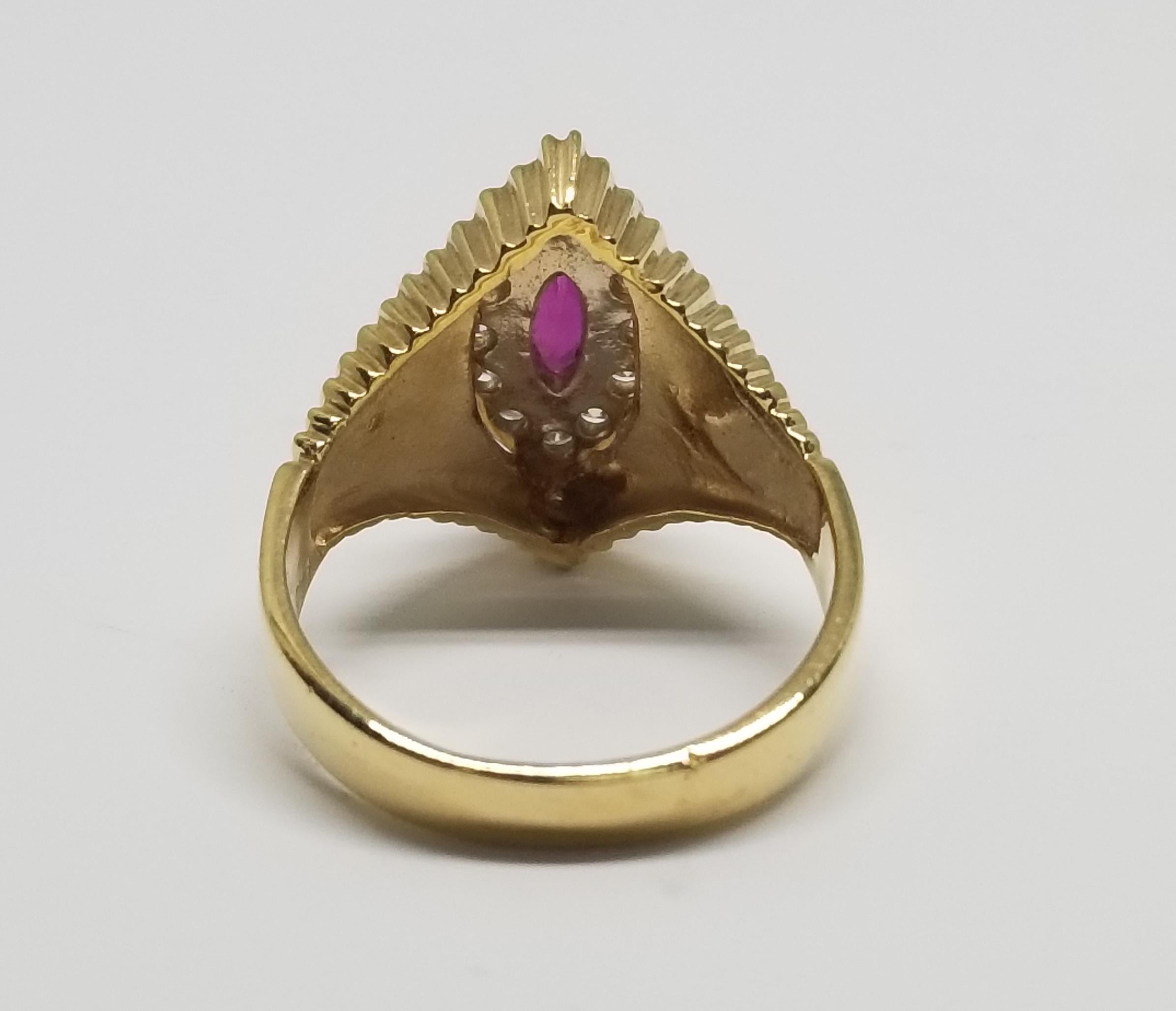 14 Karat Ring mit Rubin im Marquise-Schliff und Diamant (Zeitgenössisch) im Angebot