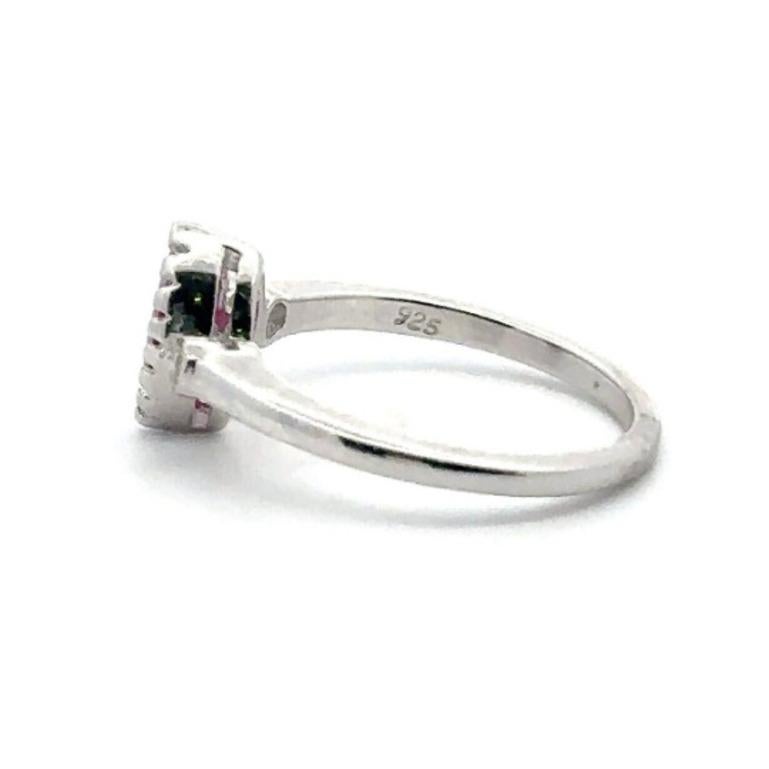 Im Angebot: Ring mit drei Steinen aus 925er Sterlingsilber mit Rubin im Marquiseschliff und Diamanten für sie () 3