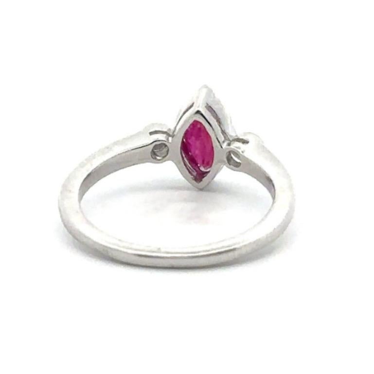 Im Angebot: Ring mit drei Steinen aus 925er Sterlingsilber mit Rubin im Marquiseschliff und Diamanten für sie () 5