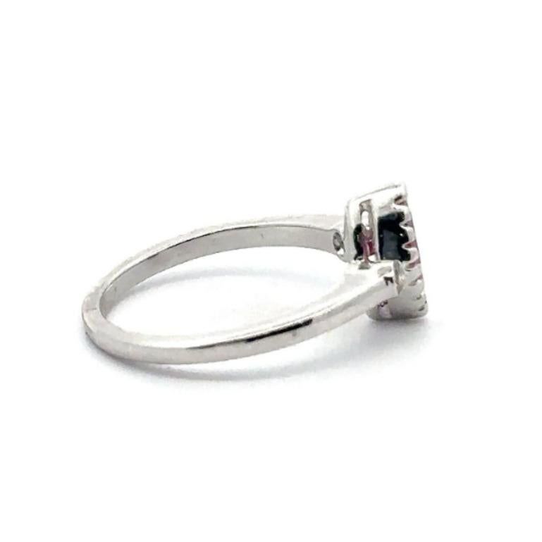 Im Angebot: Ring mit drei Steinen aus 925er Sterlingsilber mit Rubin im Marquiseschliff und Diamanten für sie () 7