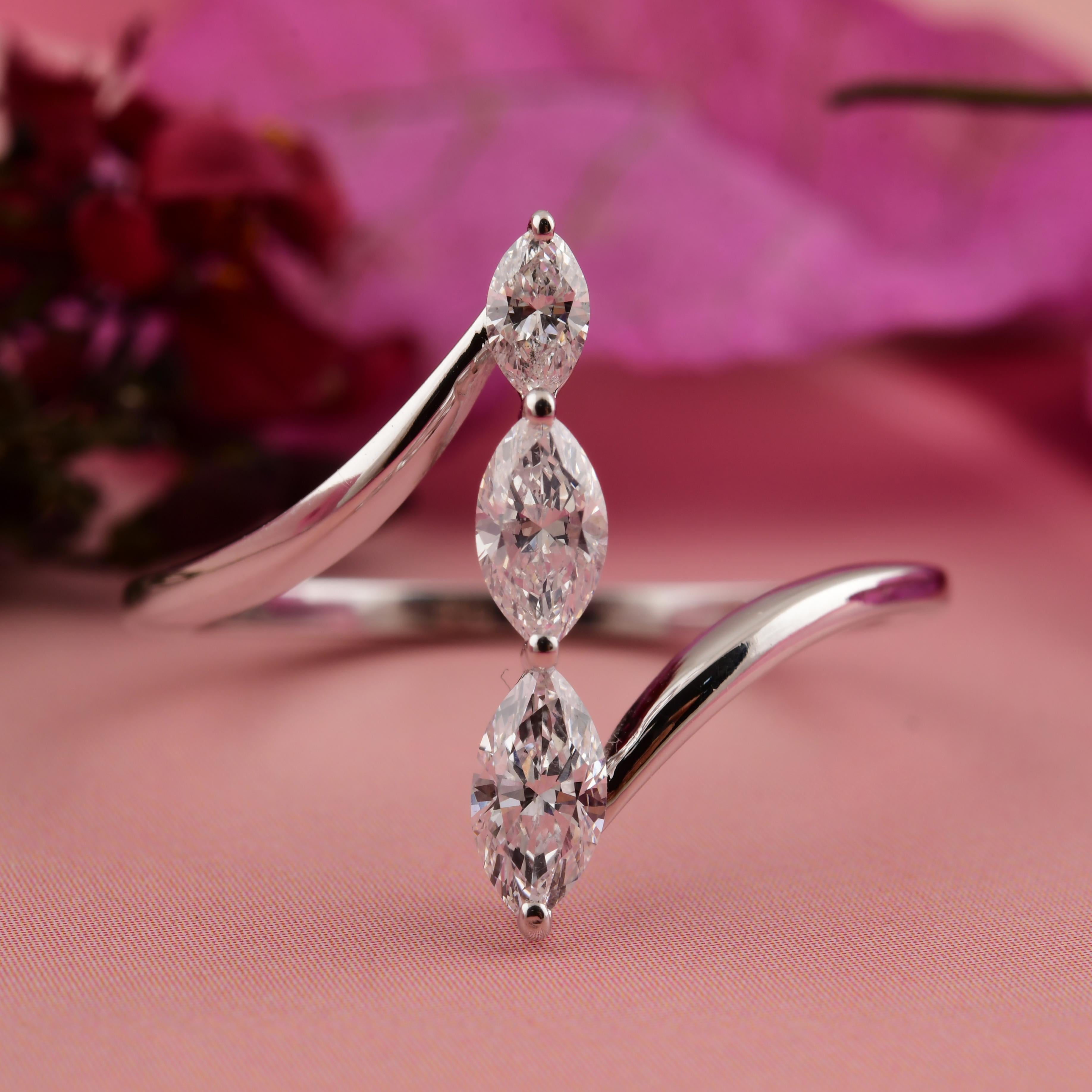 En venta: Anillo minimalista de diamantes talla marquesa SI Claridad Color HI Oro blanco 18k  3