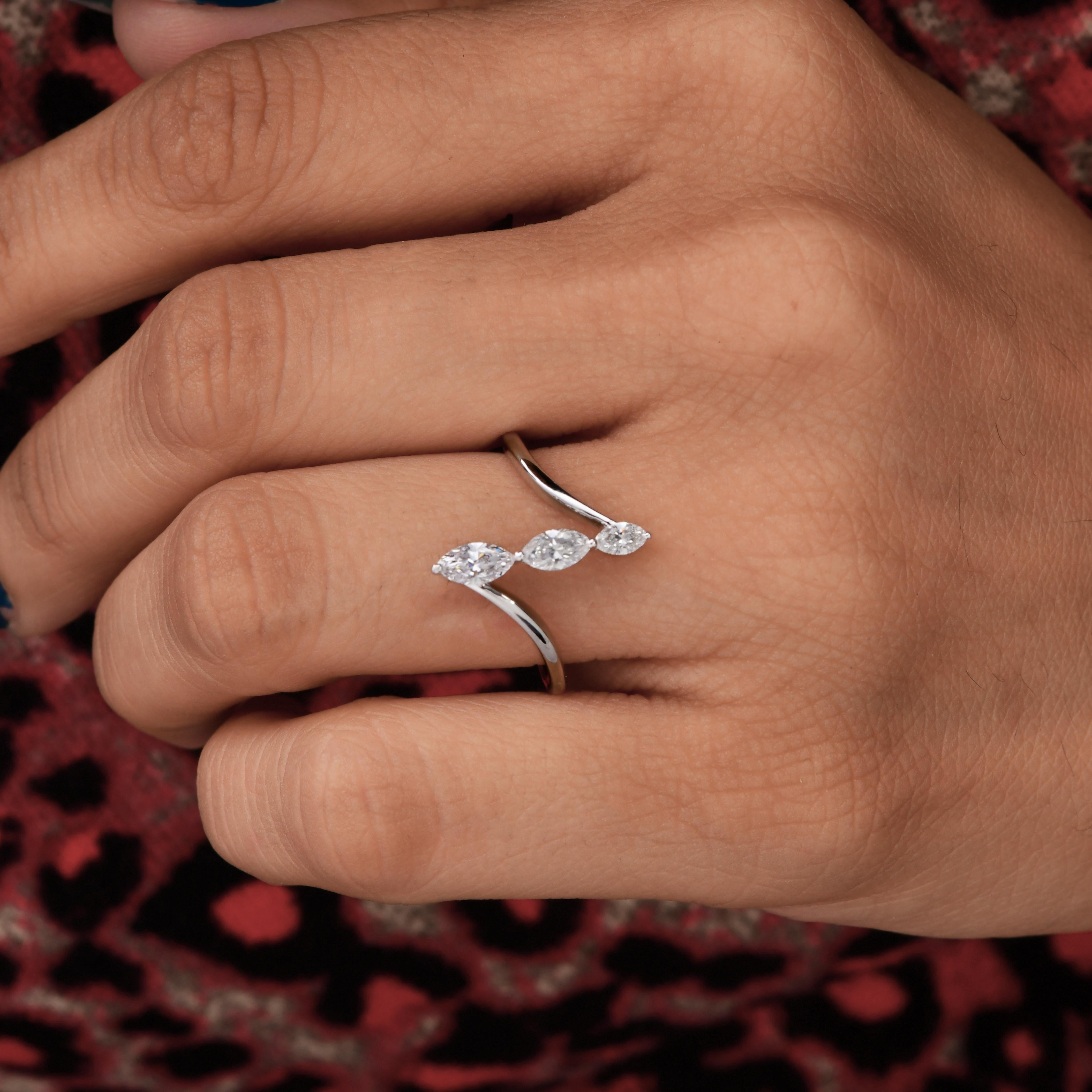 En venta: Anillo minimalista de diamantes talla marquesa SI Claridad Color HI Oro blanco 18k  6