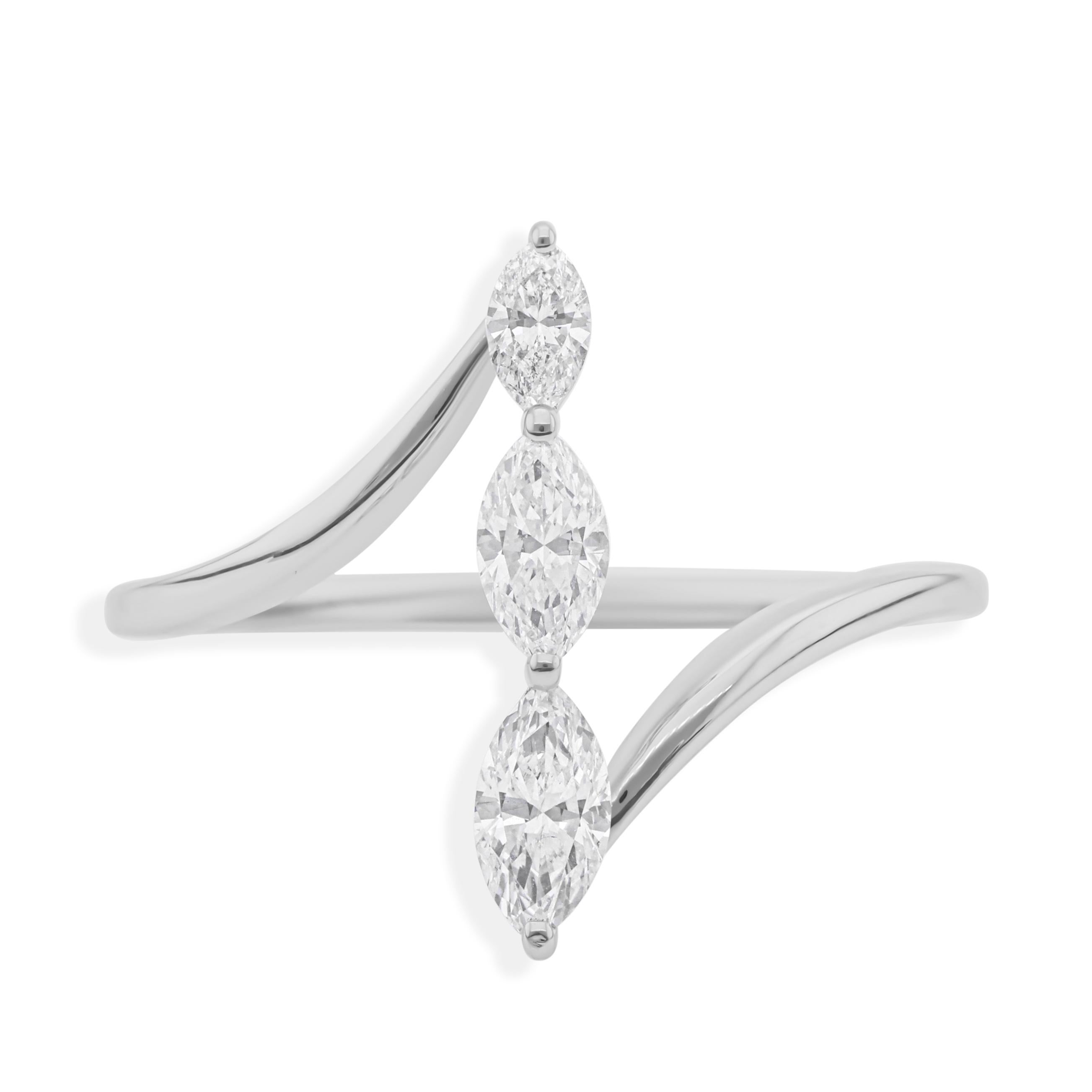 En venta: Anillo minimalista de diamantes talla marquesa SI Claridad Color HI Oro blanco 18k  7