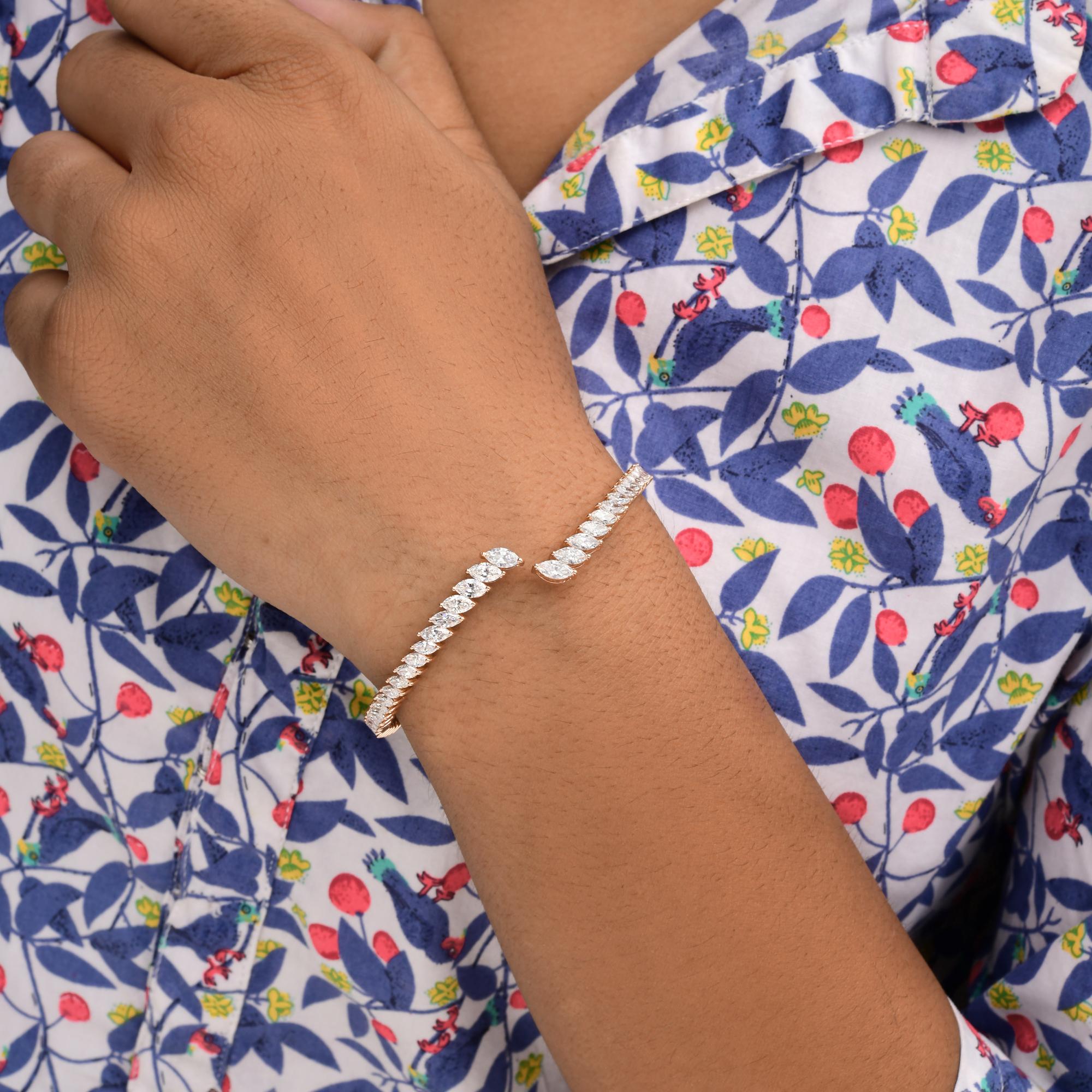 Brazalete abierto de diamantes talla marquesa SI/H 4,87 qt Oro rosa 18k Joyas finas
La pulsera presenta una línea suave y fluida de diamantes talla marquesa, engastados en un elegante flujo en forma de V que contornea naturalmente la muñeca.
Los