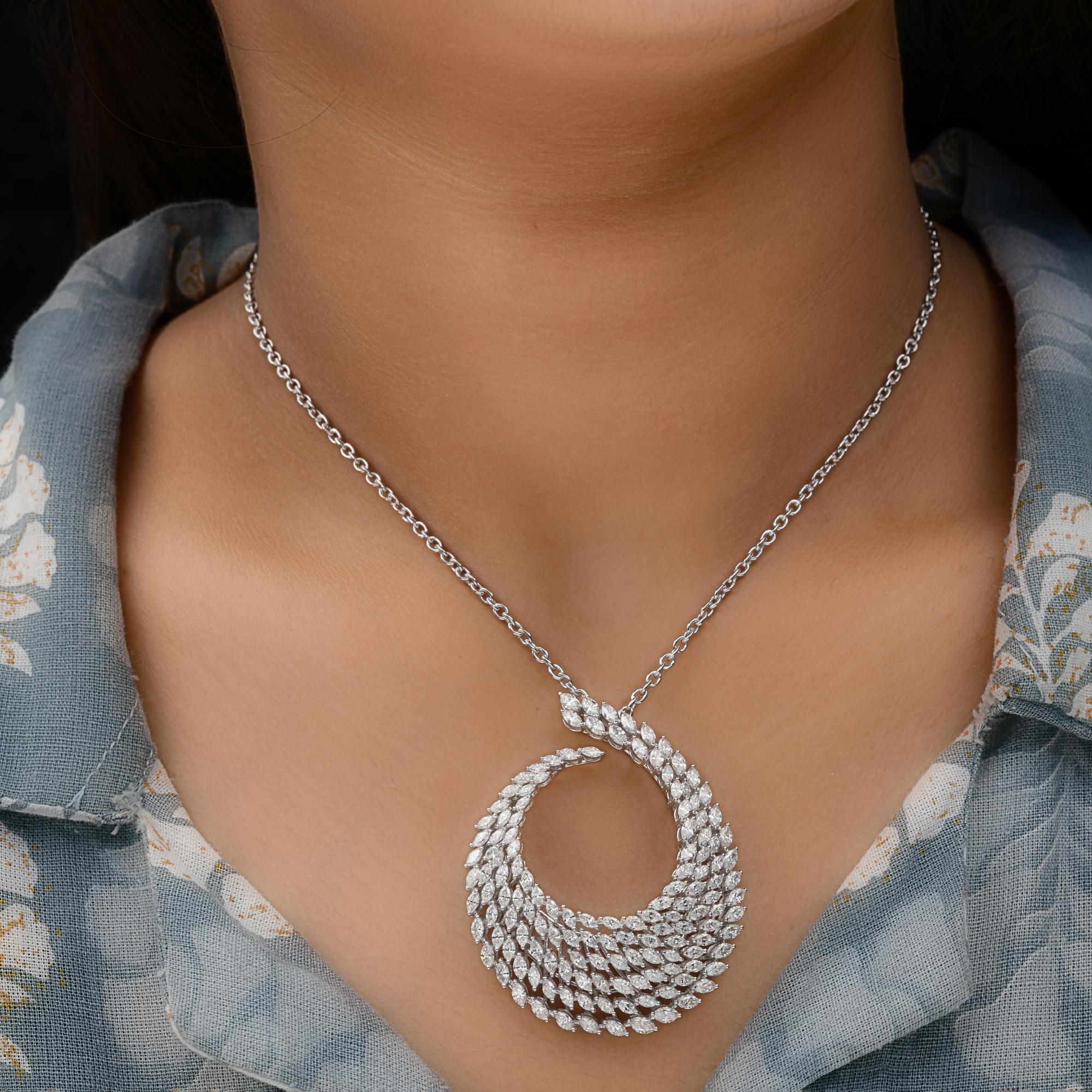 Collar Colgante Gota Racimo de Diamantes Corte Marquesa SI/H Joyas de Oro Blanco 18k
Este collar presenta un artístico colgante inspirado en la media luna, meticulosamente engastado con hileras de brillantes diamantes talla marquesa dispuestos en