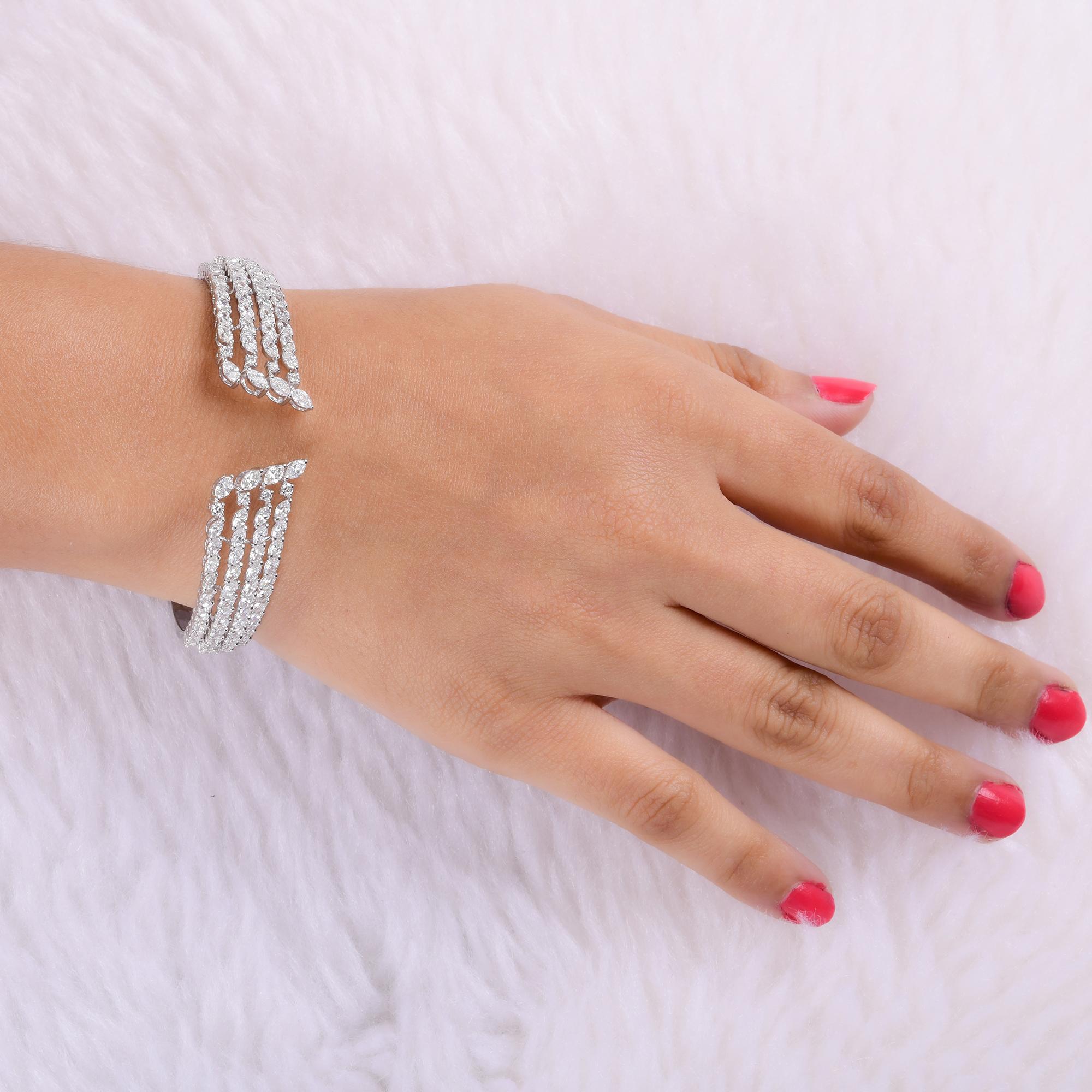 Marquise Cut SI/H Diamond Open Cuff Armreif Armband 18k Weißgold
Dieser offene Armreif zeichnet sich durch drei parallele Reihen von Diamanten aus, die in einem fließenden, spitz zulaufenden Muster angeordnet sind. Das Design zeigt eine