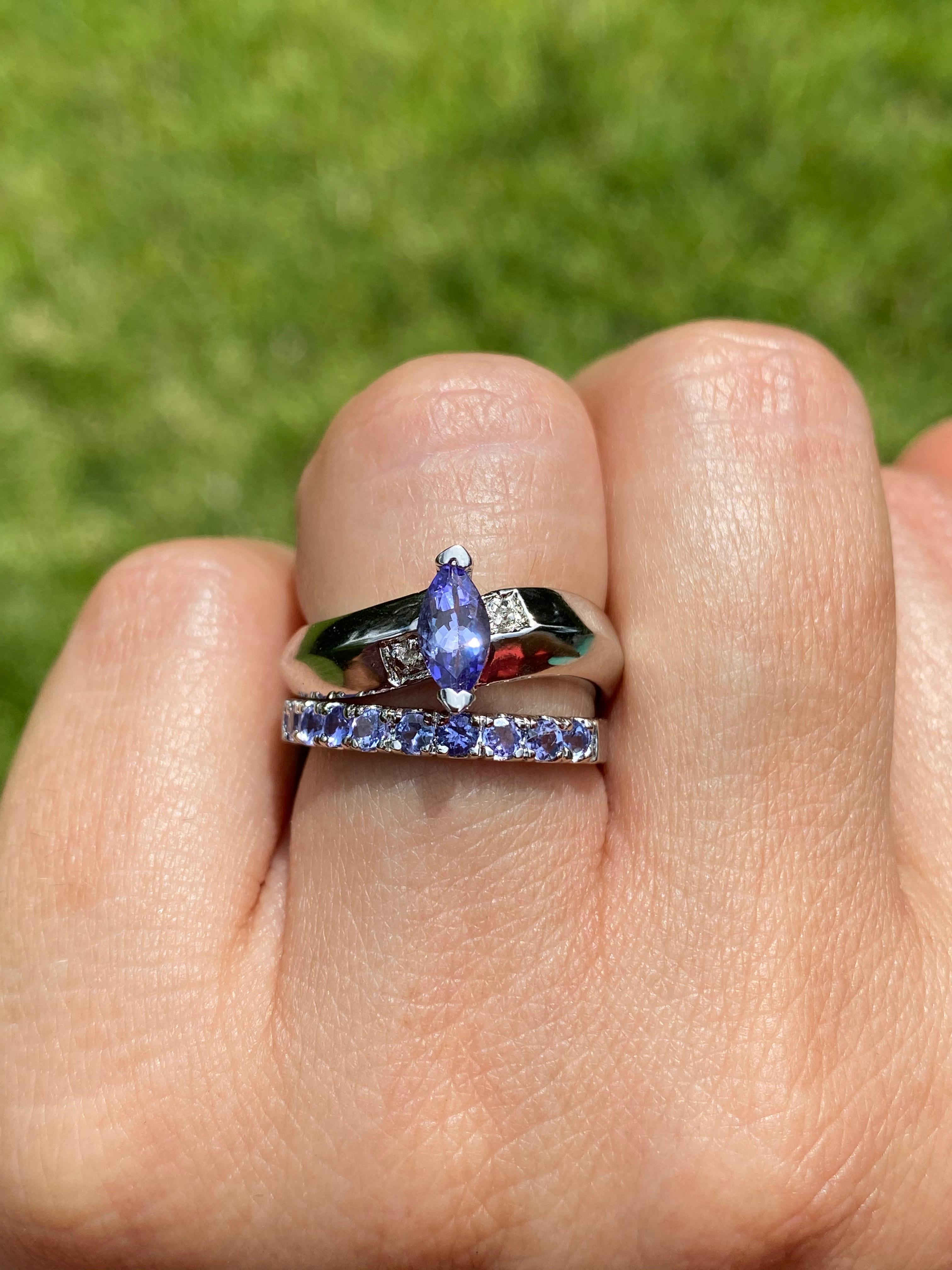 Tanzanite violette et vibrante de taille Marquise montée sur une bague en or blanc massif 14k. Idéale pour être empilée ou portée seule, cette bague en pierre de naissance de décembre est une pièce de base parfaite pour une utilisation