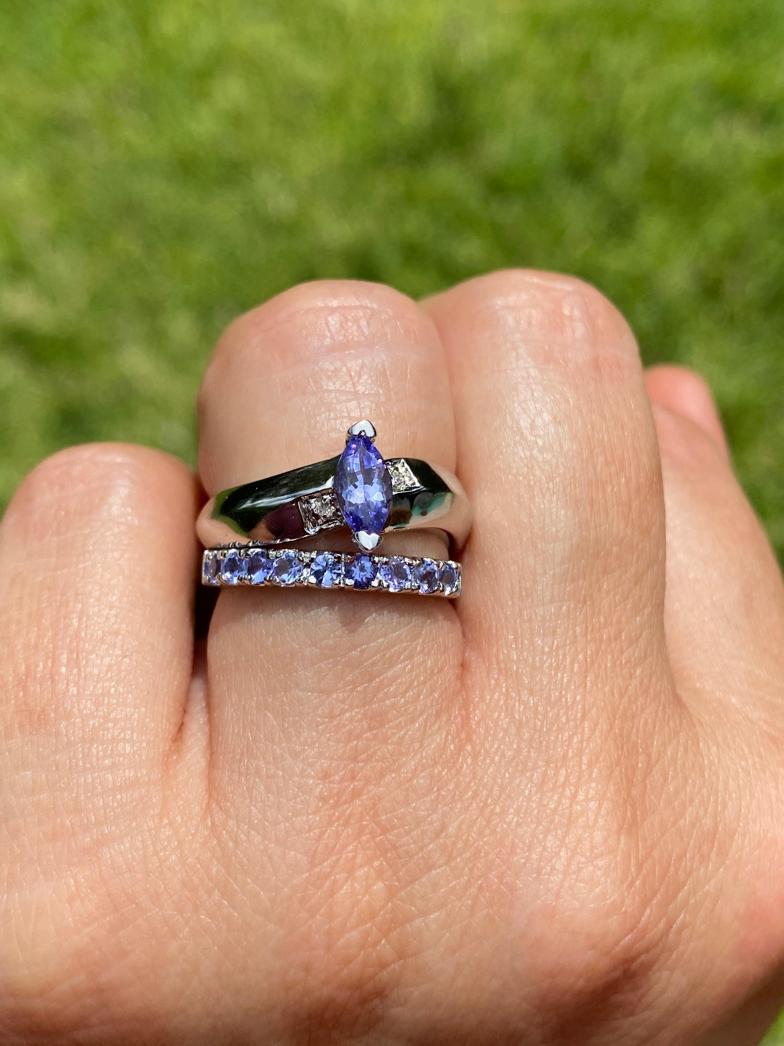 Taille Marquise Bague en or blanc 14 carats avec tanzanite de couleur violette taillée en marquise en vente