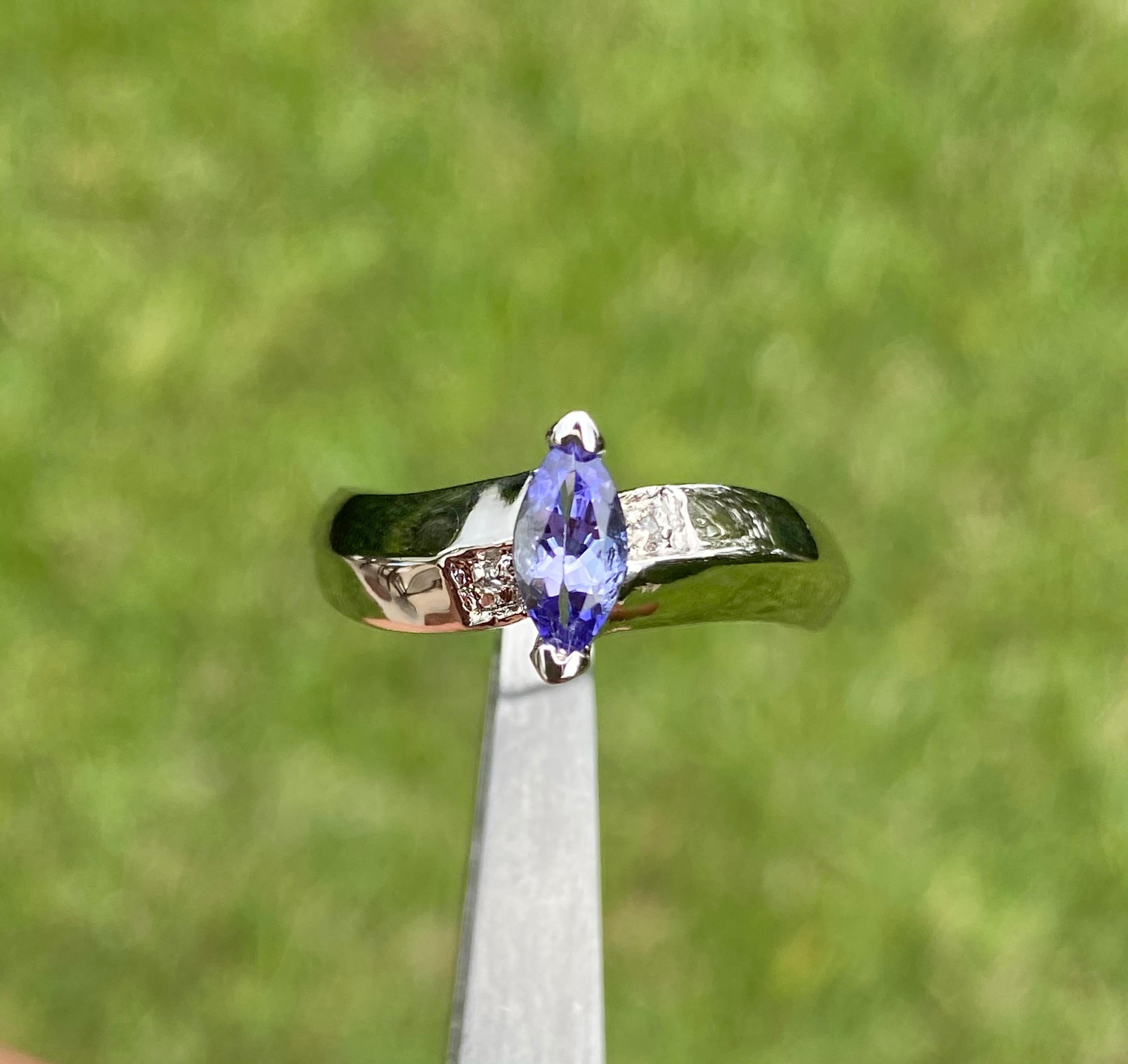 Bague en or blanc 14 carats avec tanzanite de couleur violette taillée en marquise Neuf - En vente à Miami, FL