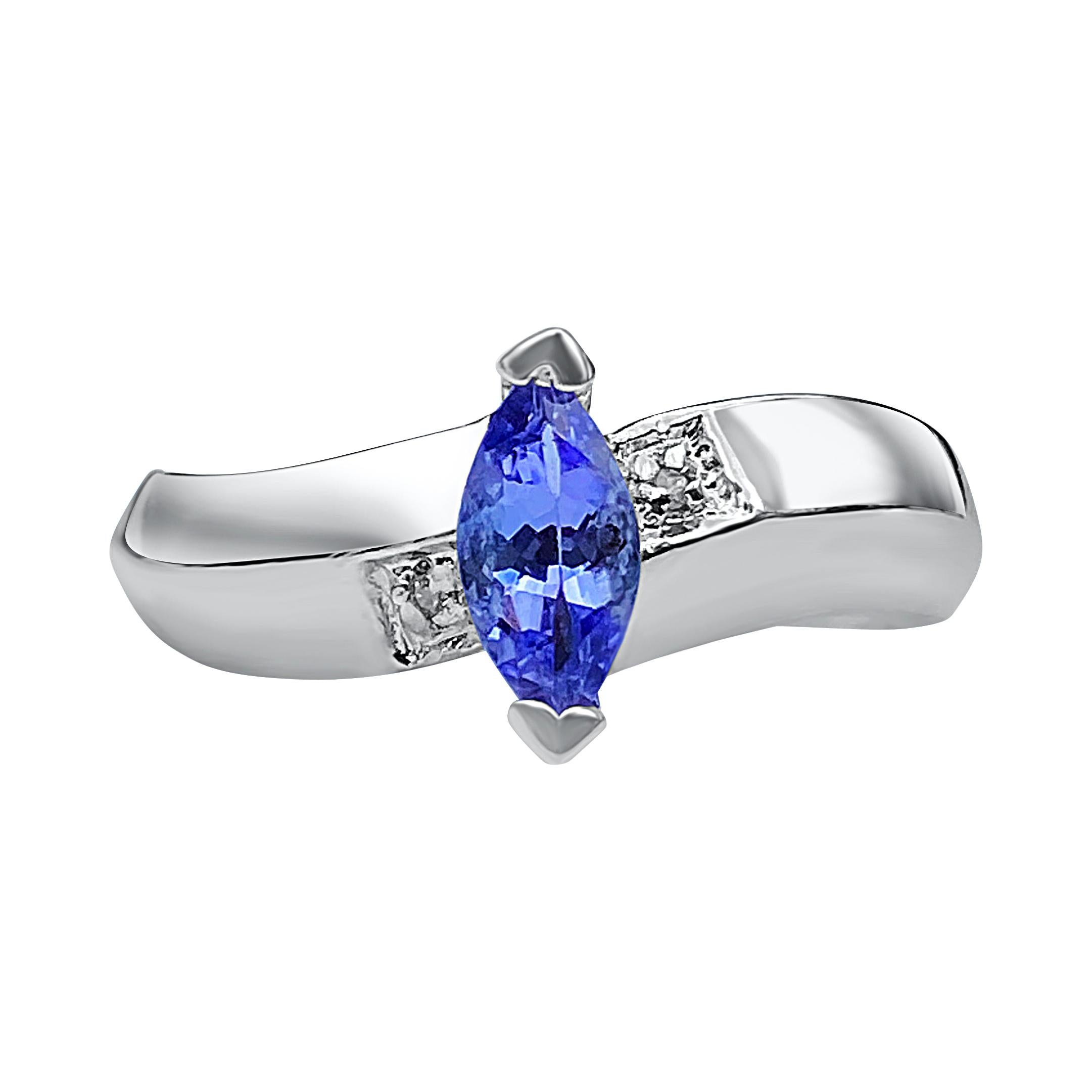 Bague en or blanc 14 carats avec tanzanite de couleur violette taillée en marquise en vente