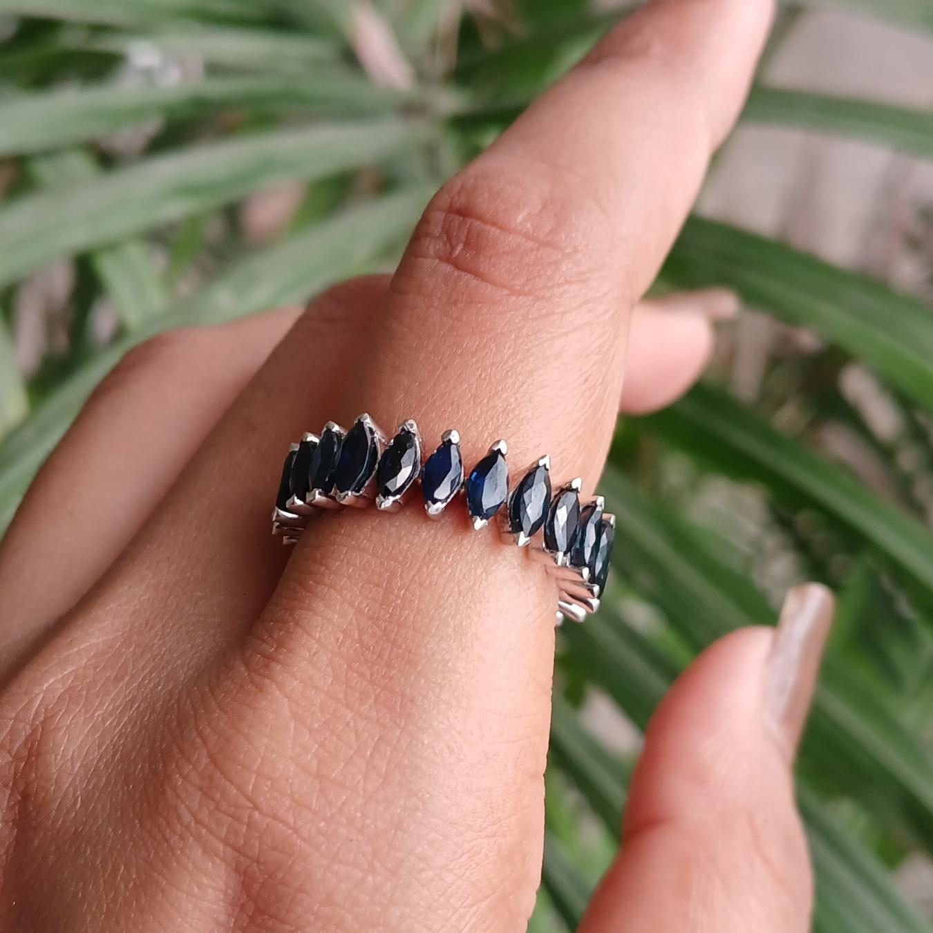 En vente :  Bague empilable pour mère en argent sterling 925 avec saphir bleu profond marquise 2