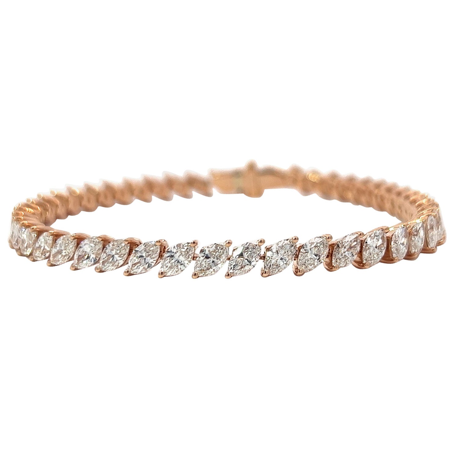 Marquise Diagonal-Diamantarmband aus 18 Karat Roségold (8,31 Karat VVS) von Arnav im Angebot