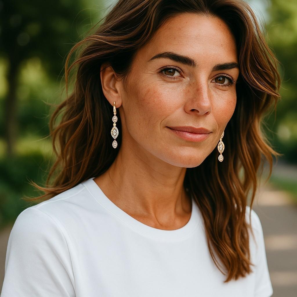 Contemporain Boucles d'oreilles en or jaune 18 carats avec diamant marquise de 1,25 carat et d'une longueur de 1,70 pouce en vente