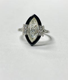 Anillo de compromiso marquesa de diamantes y esmalte en platino